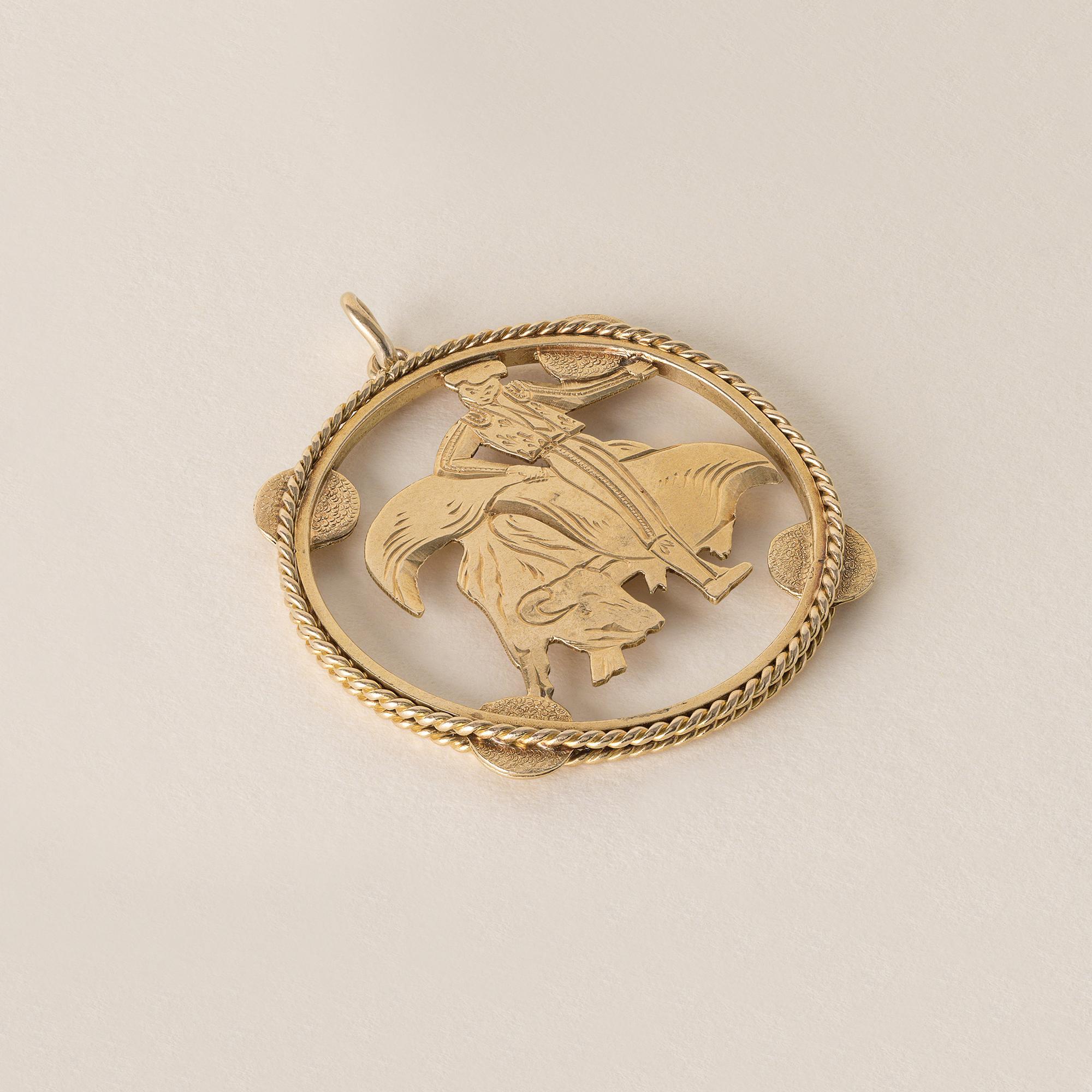 Vintage 18K Gold Hand geschnitzt Matador Stierkampf Anhänger Charme (Moderne) im Angebot
