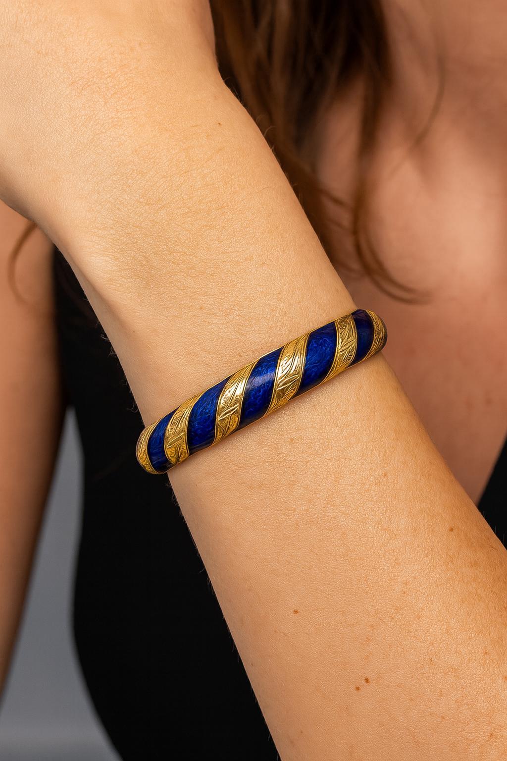 Material: 18K Solid Yellow Gold - Italian with Royal Blue Enamel Work
Weight: 44.9 Grams
Size: Fits up to a 7 inch wrist comfortably (fitted on a wrist)
Clasp: Box Clasp w/ 2.25