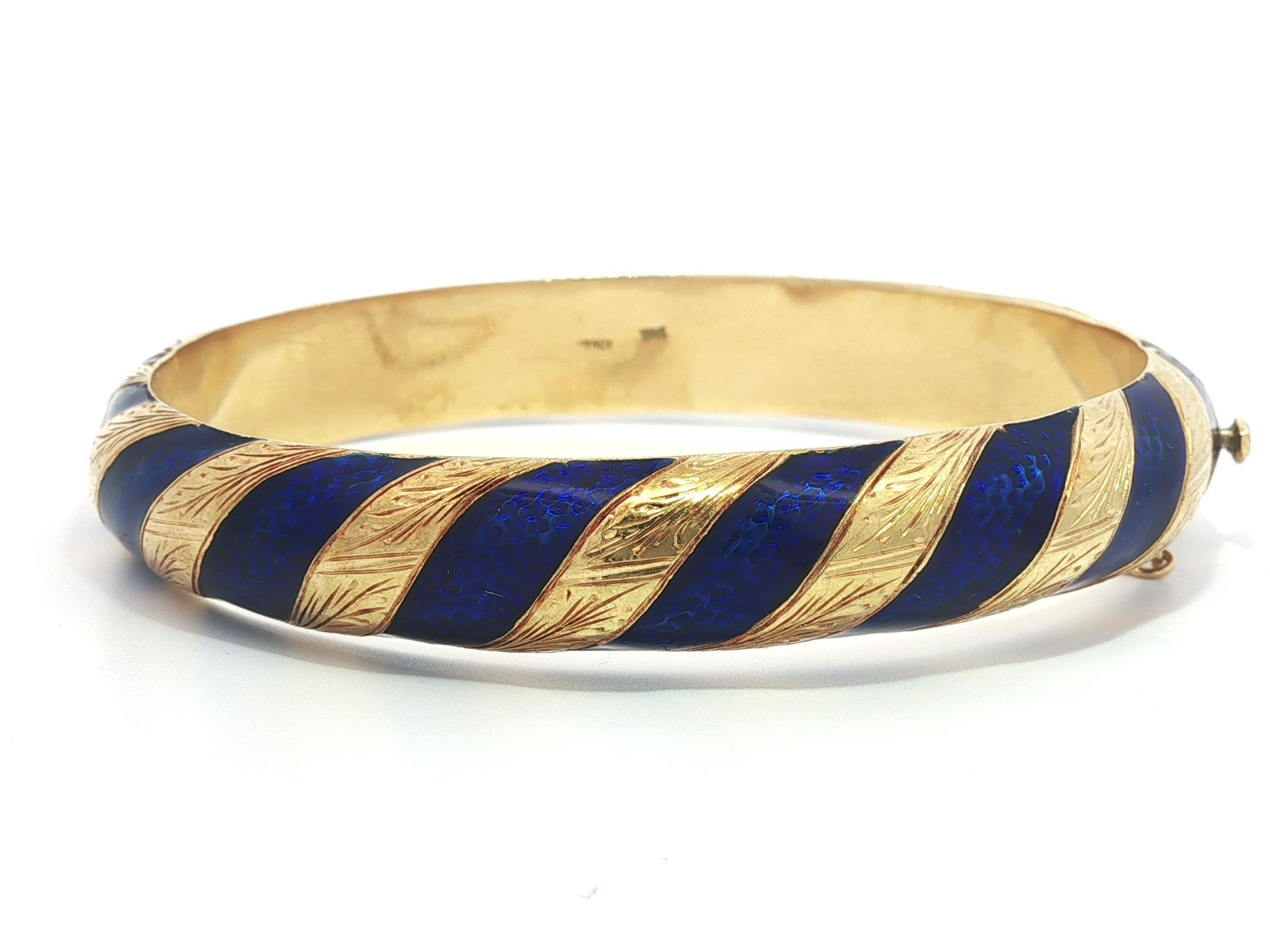 Vintage 18k Gold Hand Engraved Alternating Blue Enamel Hinged Bangle Bracelet In Good Condition For Sale In Montclair, NJ