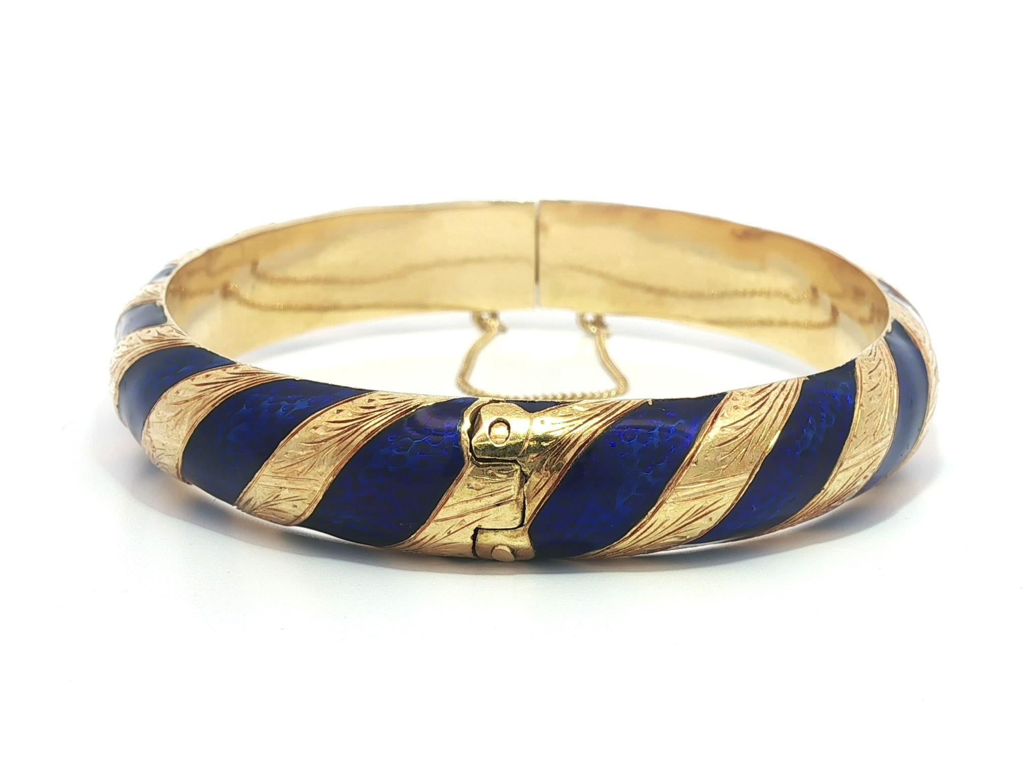 Women's Vintage 18k Gold Hand Engraved Alternating Blue Enamel Hinged Bangle Bracelet For Sale