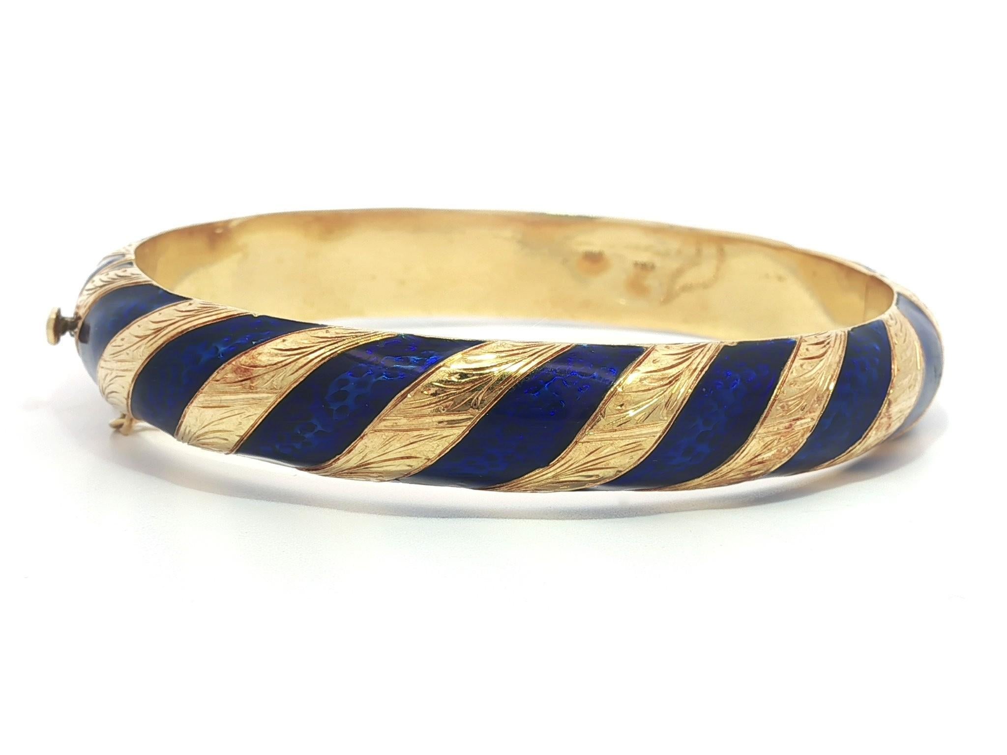 Vintage 18k Gold Hand Engraved Alternating Blue Enamel Hinged Bangle Bracelet For Sale 1