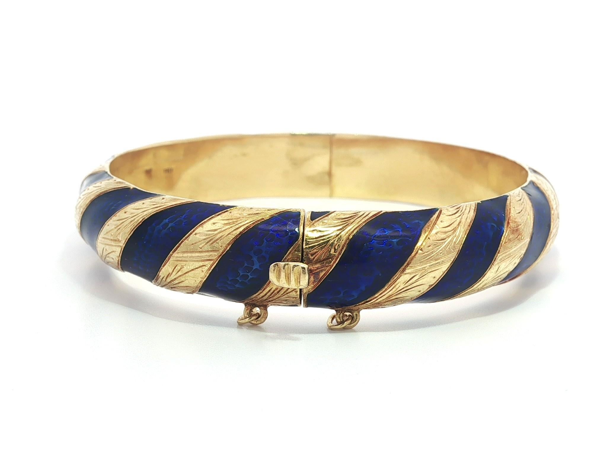 Vintage 18k Gold Hand Engraved Alternating Blue Enamel Hinged Bangle Bracelet For Sale 2