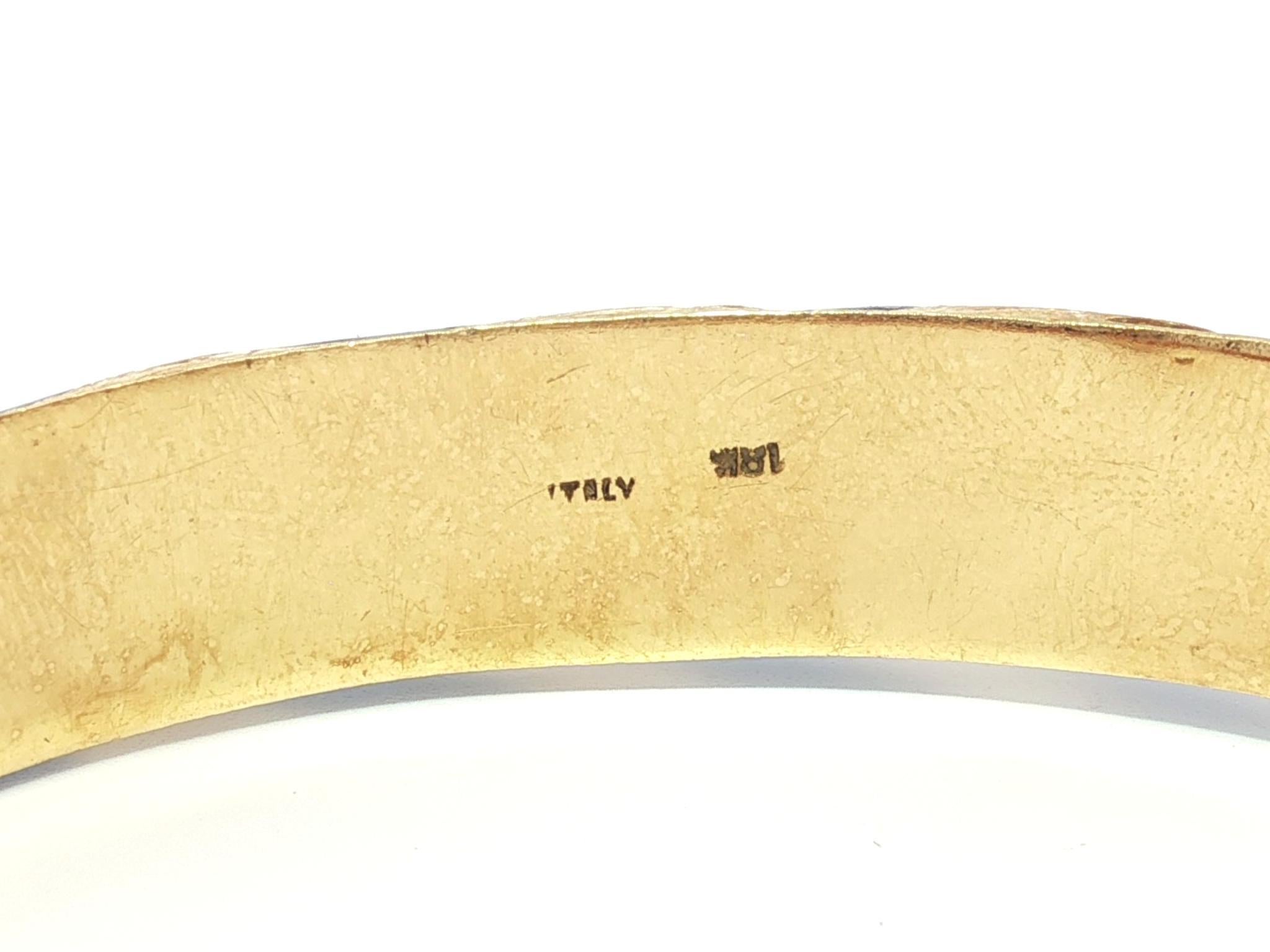 Vintage 18k Gold Hand Engraved Alternating Blue Enamel Hinged Bangle Bracelet For Sale 4