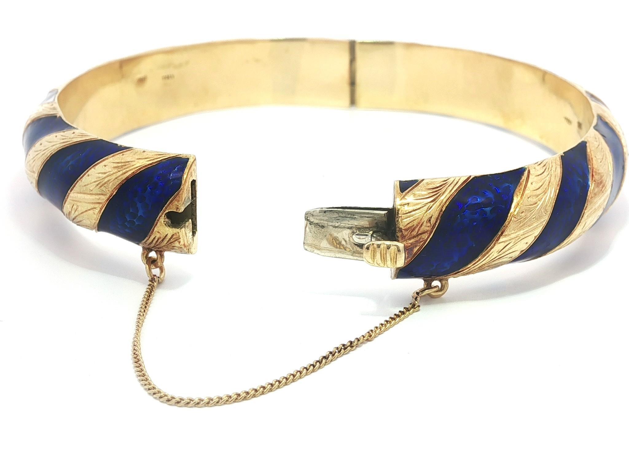 Vintage 18k Gold Hand Engraved Alternating Blue Enamel Hinged Bangle Bracelet For Sale 5