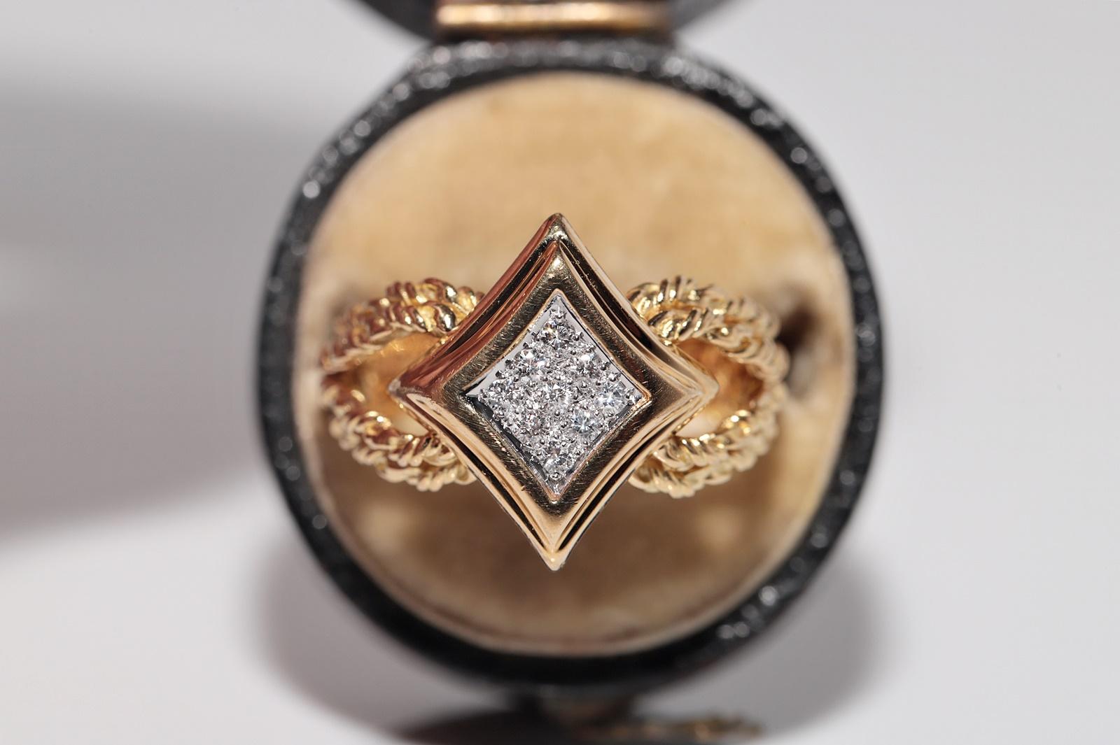 In ottime condizioni.
Totalmente è un diamante da 0,20 ct.
Il diamante ha colore F e purezza vvs1.
La misura dell'anello è US 6
Possiamo realizzare qualsiasi dimensione.
La scatola non è inclusa.
Per qualsiasi domanda, contattaci.