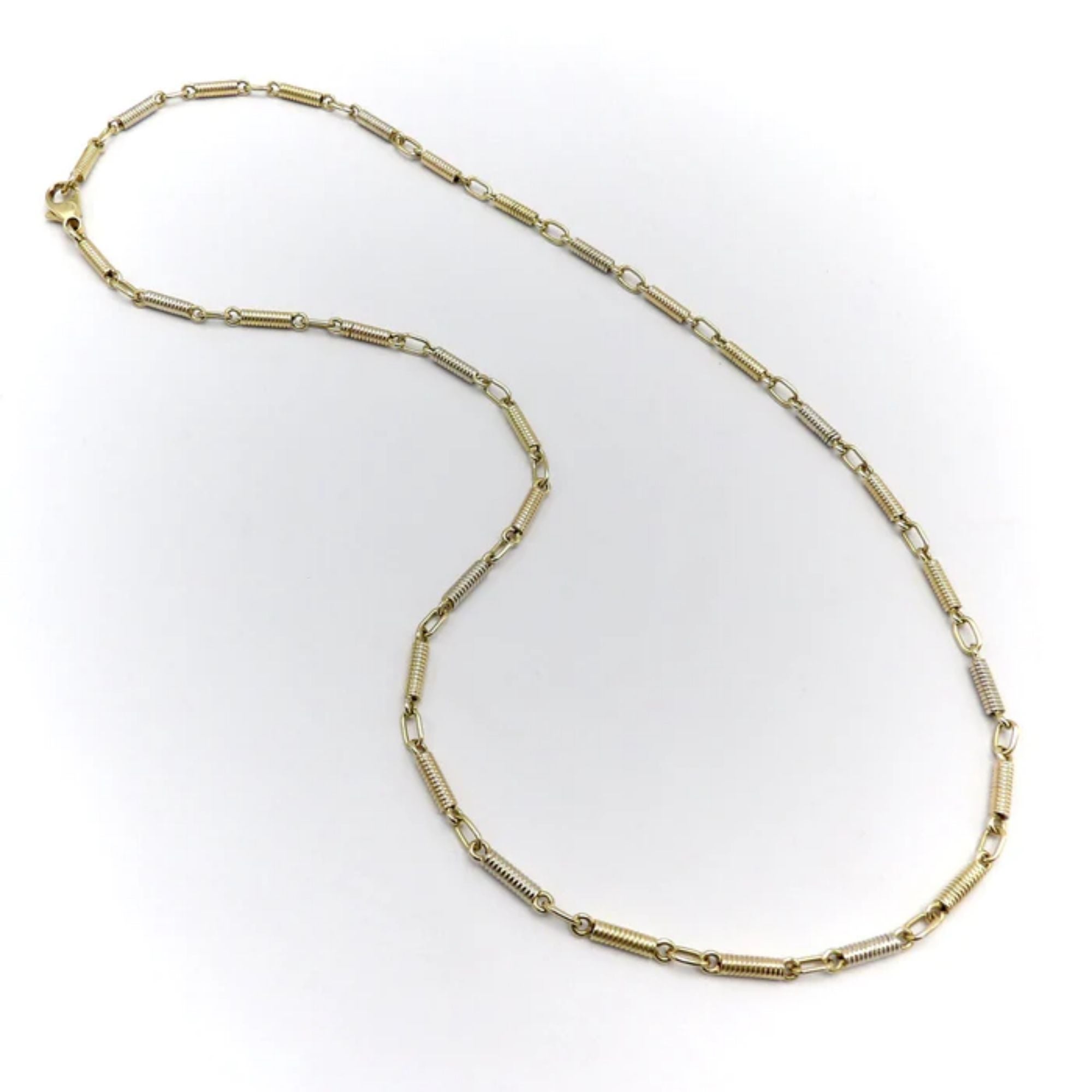 Diese Kette aus 18 Karat Gold ist eines meiner neuen Lieblingsstücke. Sie besteht aus handgefertigten, röhrenförmigen, spiralförmigen Gliedern, die durch ovale Glieder miteinander verbunden sind und einen modernen industriellen Look erzeugen. Noch