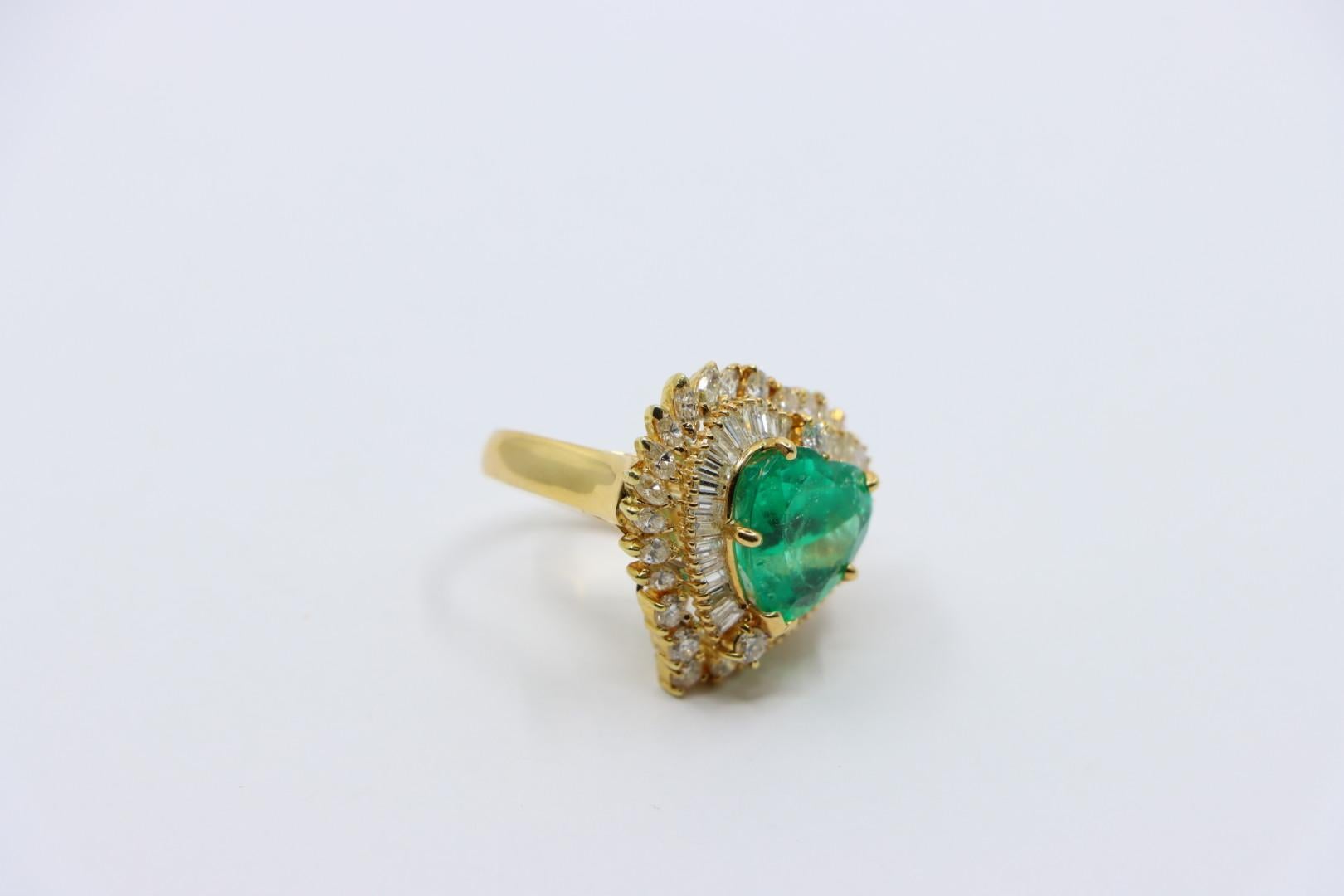 Bague vintage en or 18K avec diamant et émeraude taillée en cœur en vente 7