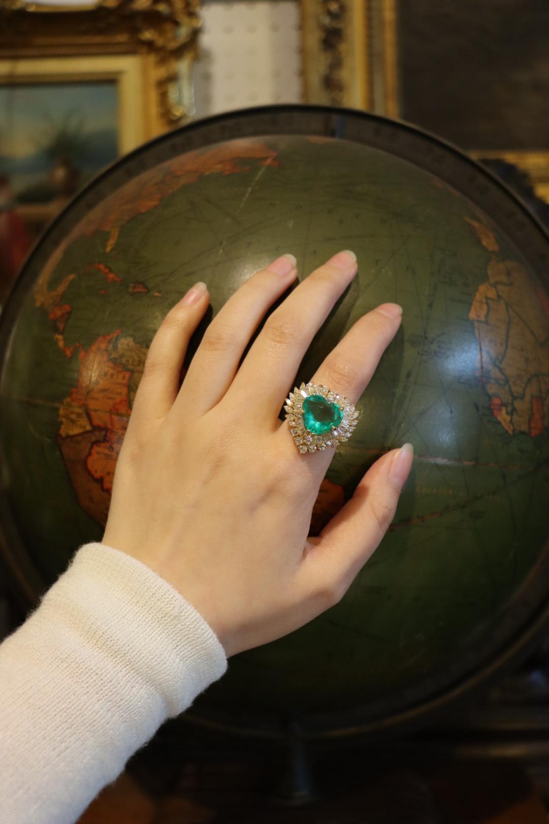 Bague vintage en or 18K avec diamant et émeraude taillée en cœur

Marqué :
750 18K

Dimensions approximatives :
6.5 (taille de bague)
4,3 carats (Diamant)
6,15 carats (émeraude)
12,0 grammes.