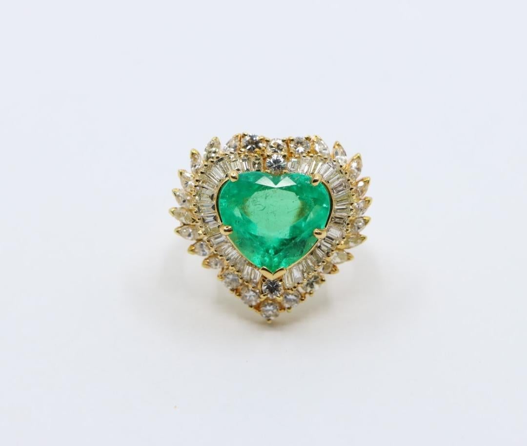 Taille cœur Bague vintage en or 18K avec diamant et émeraude taillée en cœur en vente
