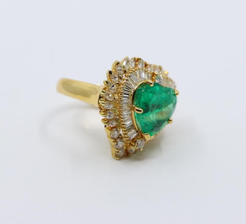 Bague vintage en or 18K avec diamant et émeraude taillée en cœur Bon état - En vente à Flushing, NY