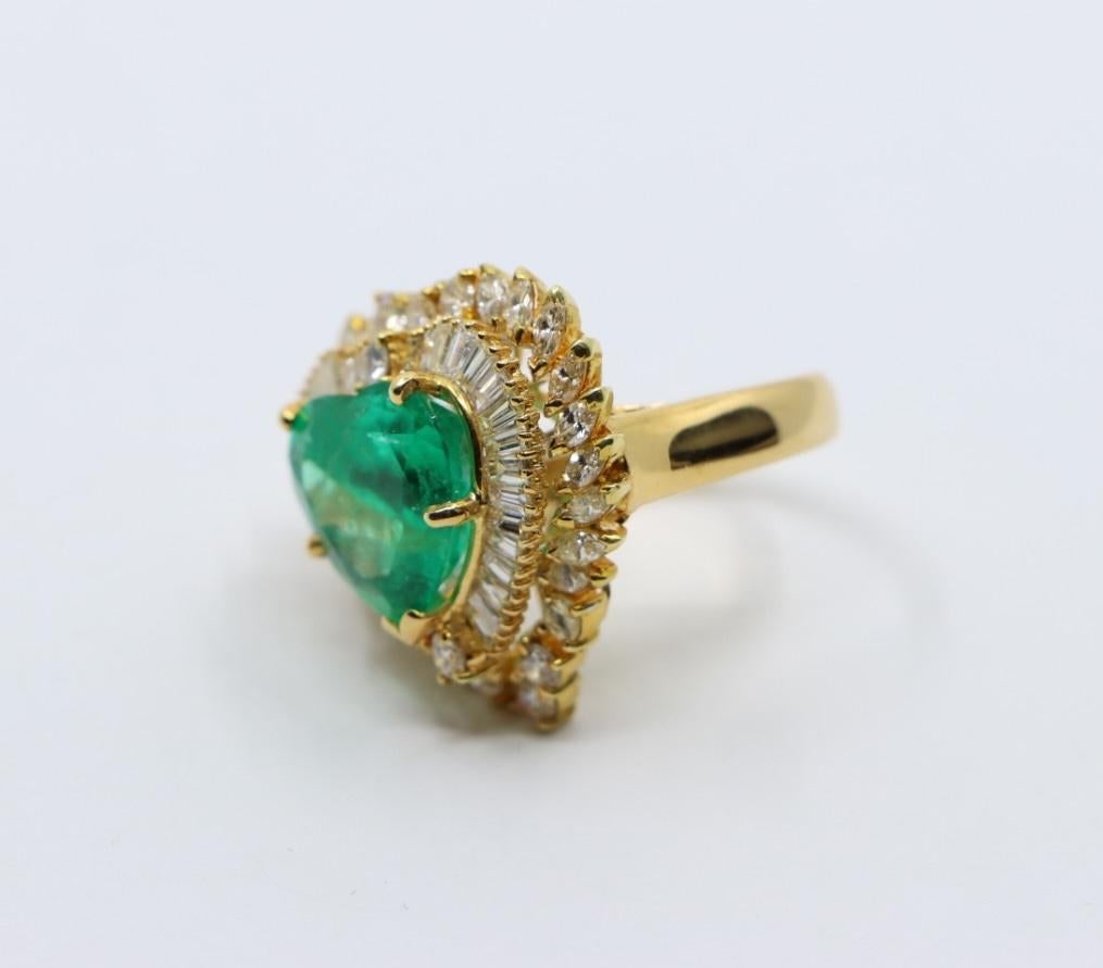 Bague vintage en or 18K avec diamant et émeraude taillée en cœur en vente 2