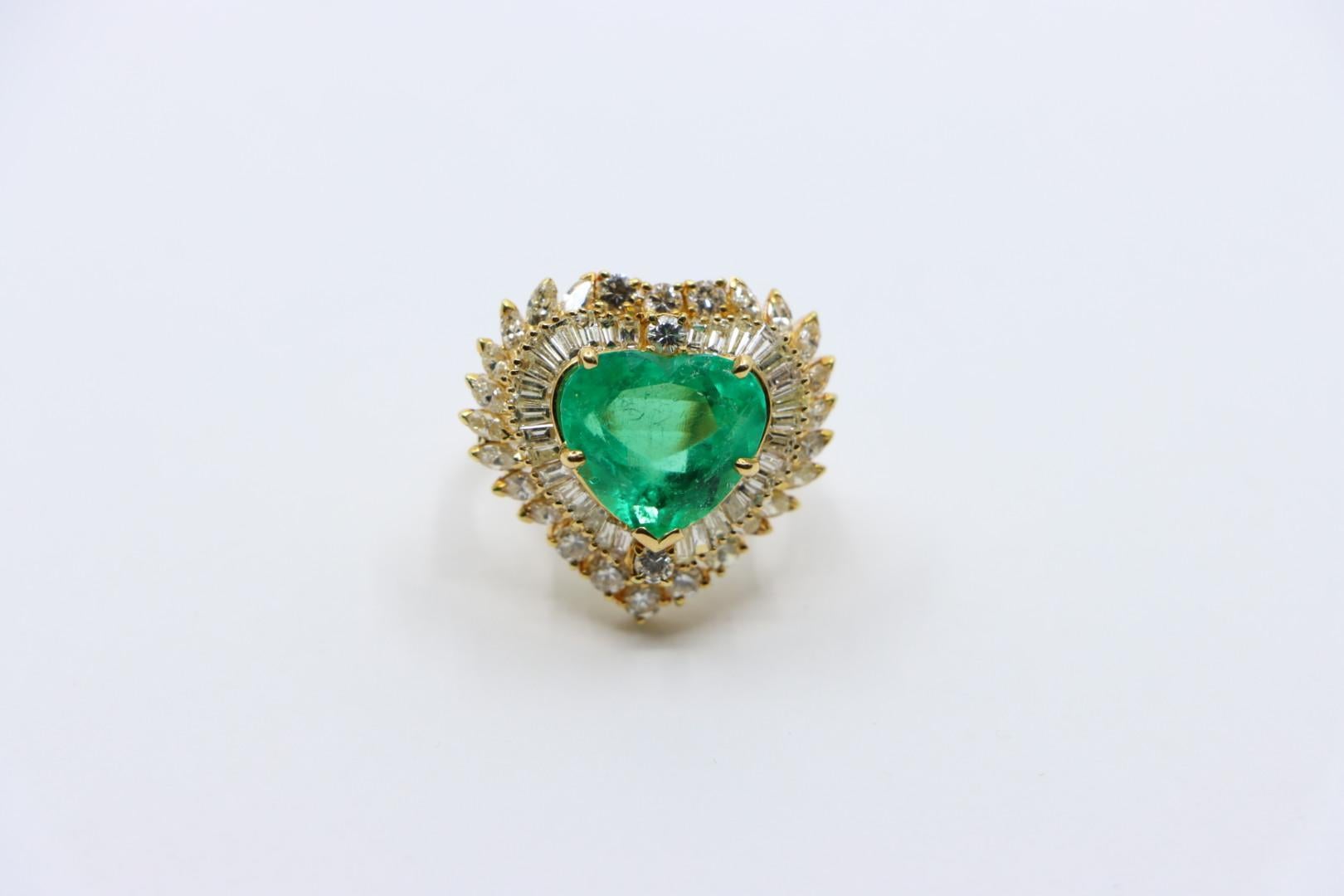 Bague vintage en or 18K avec diamant et émeraude taillée en cœur en vente 4