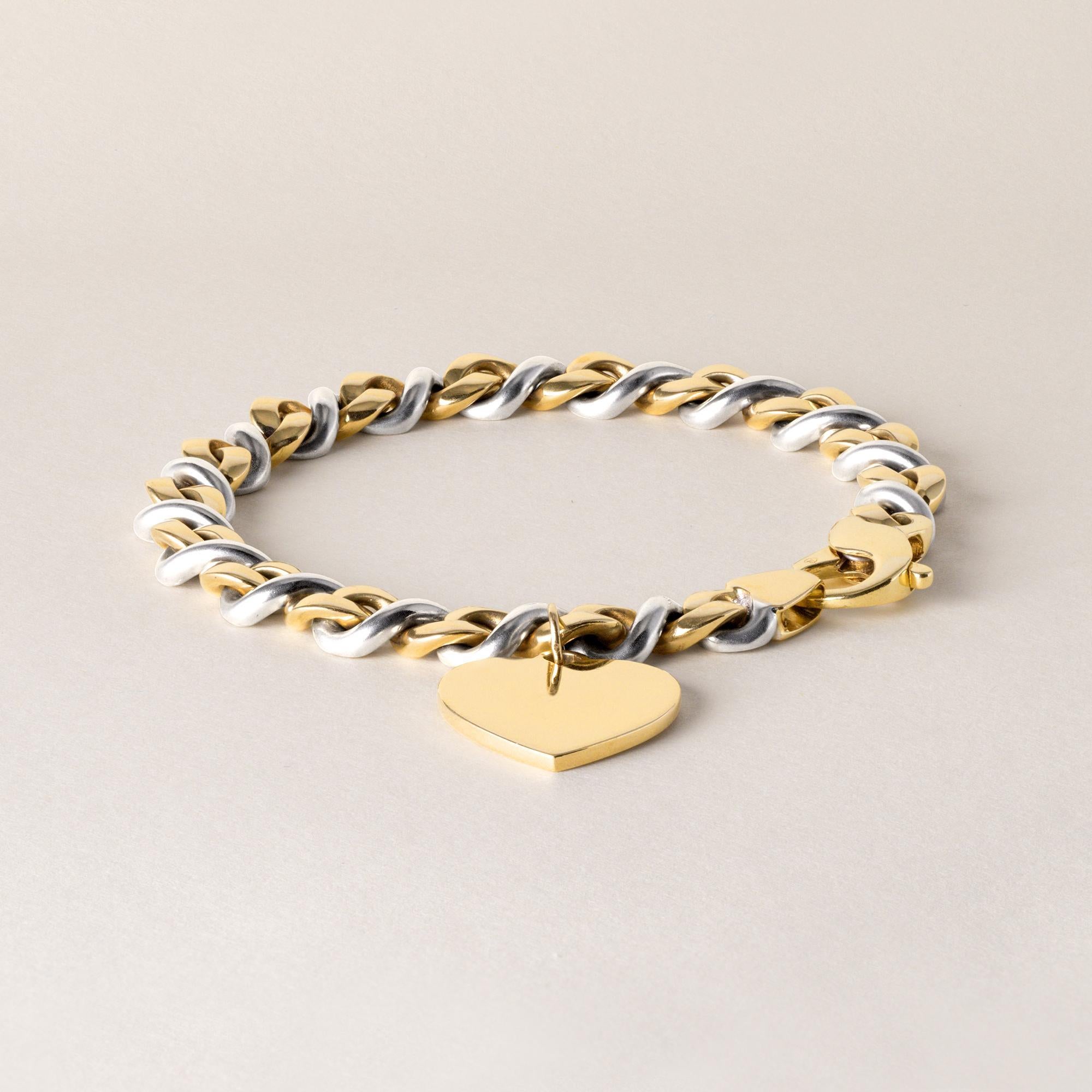 Circa 1990er Jahre
Zweifarbiges hochglänzendes Gelb- und mattes Weißgold
Armband Länge 7,5 Zoll
Massiver Herzanhänger
7,5 mm breite Glieder
Großer Karabiner-Verschluss
Heftig wiegen 18k Gold
750 und 18k gestempelt auf Schließe und Herzanhänger
49