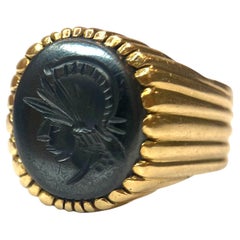 Anello d'oro vintage con ematite intagliata