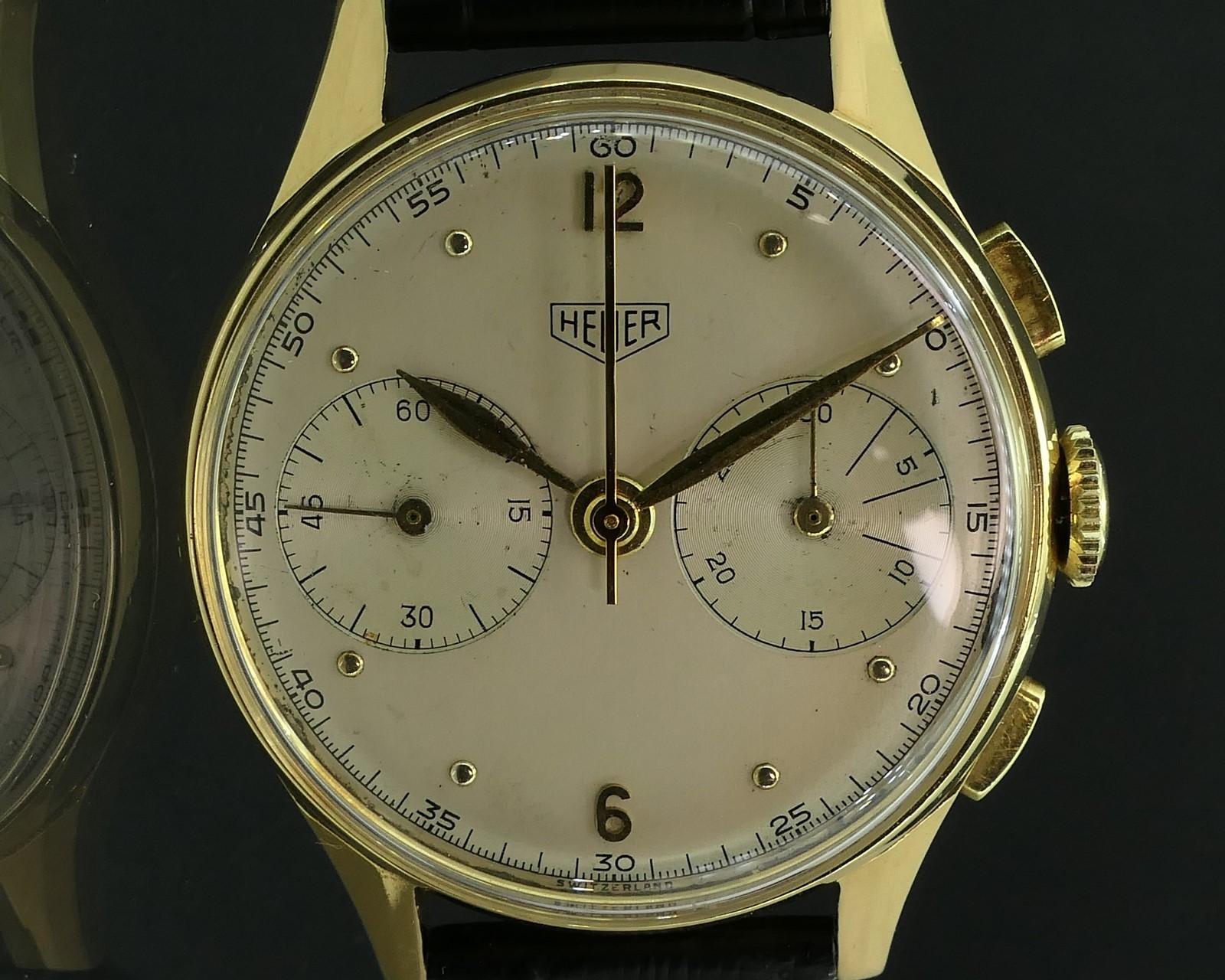 Superbe montre-bracelet de collection des années 1940-1950 de Heuer, avec un boîtier en or massif 18 carats. Cette montre est entièrement d'origine, le cadran étant dans un état incroyable. Cette montre est équipée du rare mouvement Valjoux 23. Il