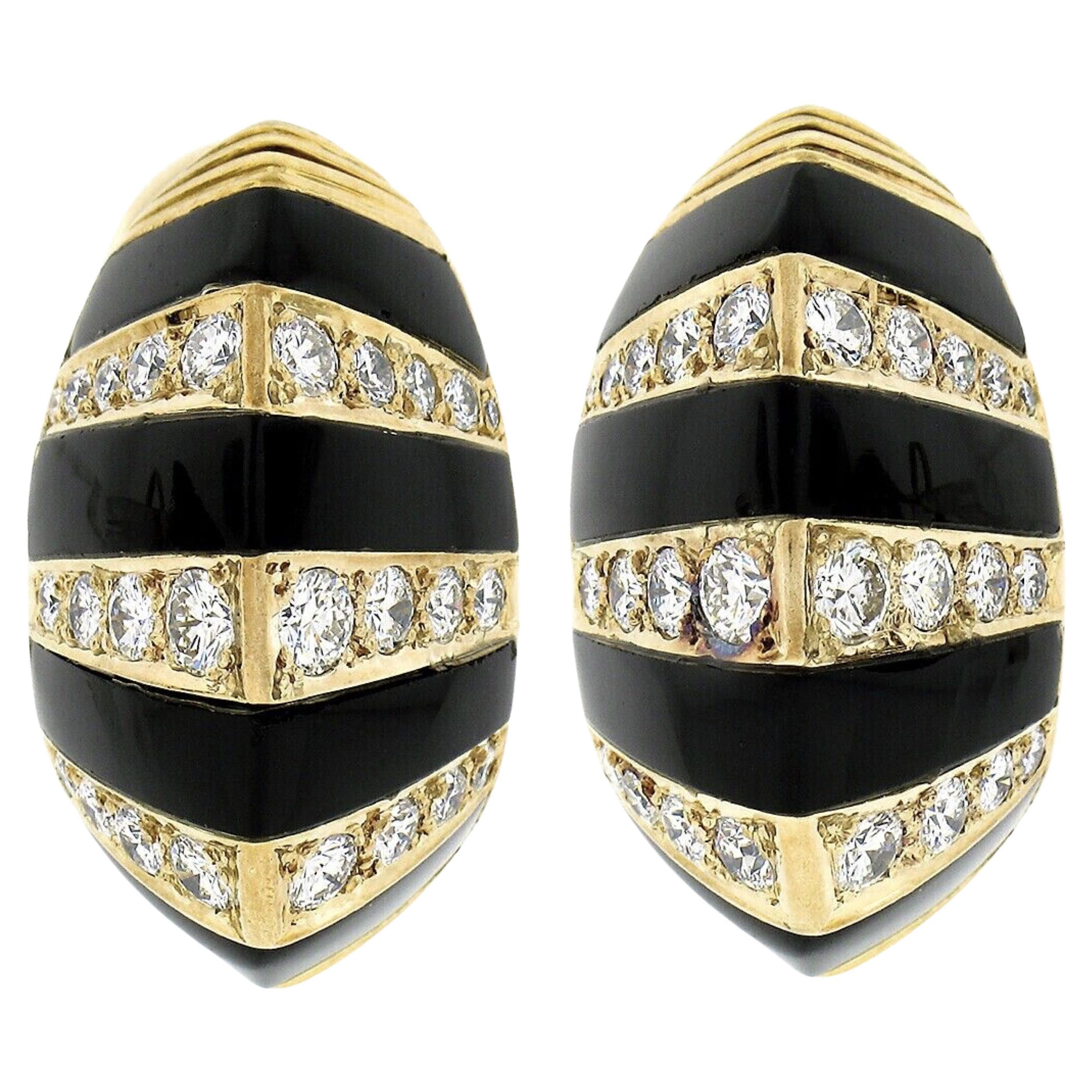 Vintage Boucles d
oreilles bouton en or 18k incrusté d
onyx noir et de diamants pavés.