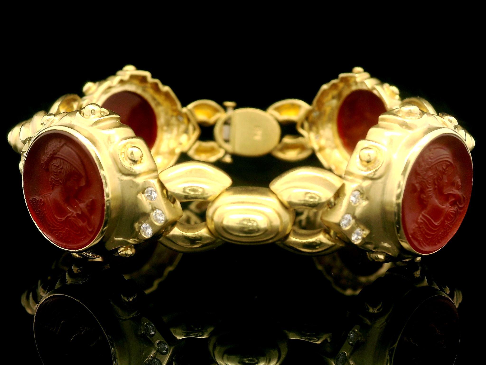 --Pierre(s) :...
(4) Cornaline naturelle véritable sculptée - forme ronde - sertie - riche couleur orange brunâtre - 14,6 mm chacune (environ)
(24) Diamants naturels authentiques - taille ronde brillante - sertis - couleur F/G - pureté VS1/VS2 -