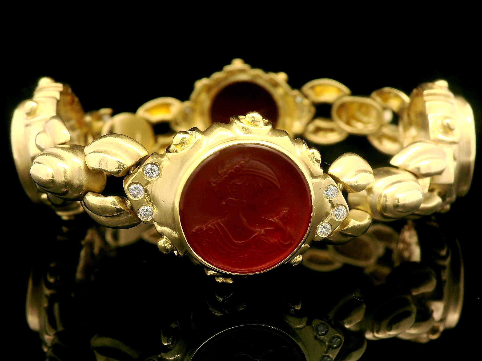 Taille ronde Vintage 18k Gold Intaglio Carnelian & Diamond Dual Finish Open Link Bracelet en vente