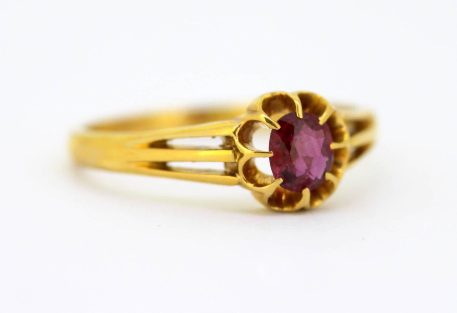 Vintage 18K gold ladies ring with ruby (0.50 CT)
Makers Mark : DC
Made in London / Sheffield
Circa.1970's Date mark worn off.

Dimensions -
Size: (UK) = R (US) = 8 3/4 (EU) = 58 1/2
Weight: 3 g
Ring Size : 2.4 x 2.1 x 0.8 cm

Ruby - 
Cut : Oval
Size