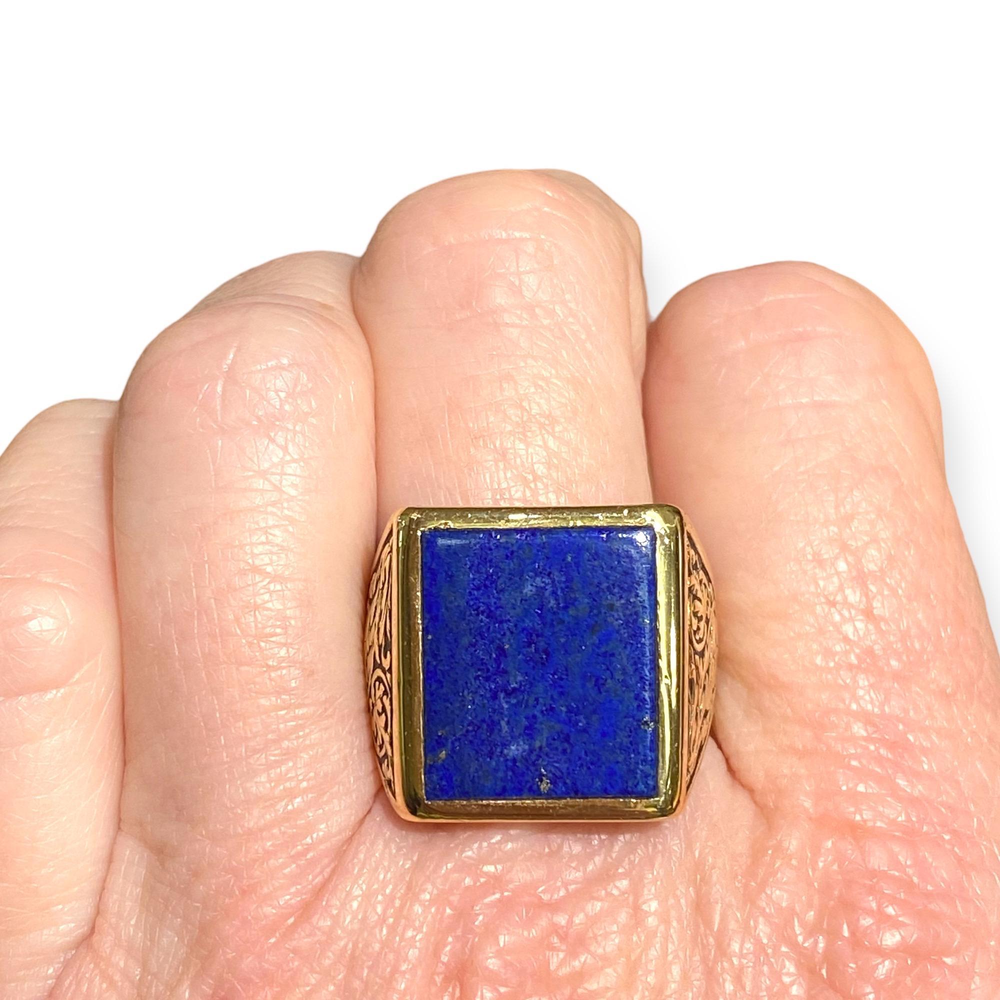 Vintage 18K Gold Lapis Lazuli Signet Ring For Sale 2