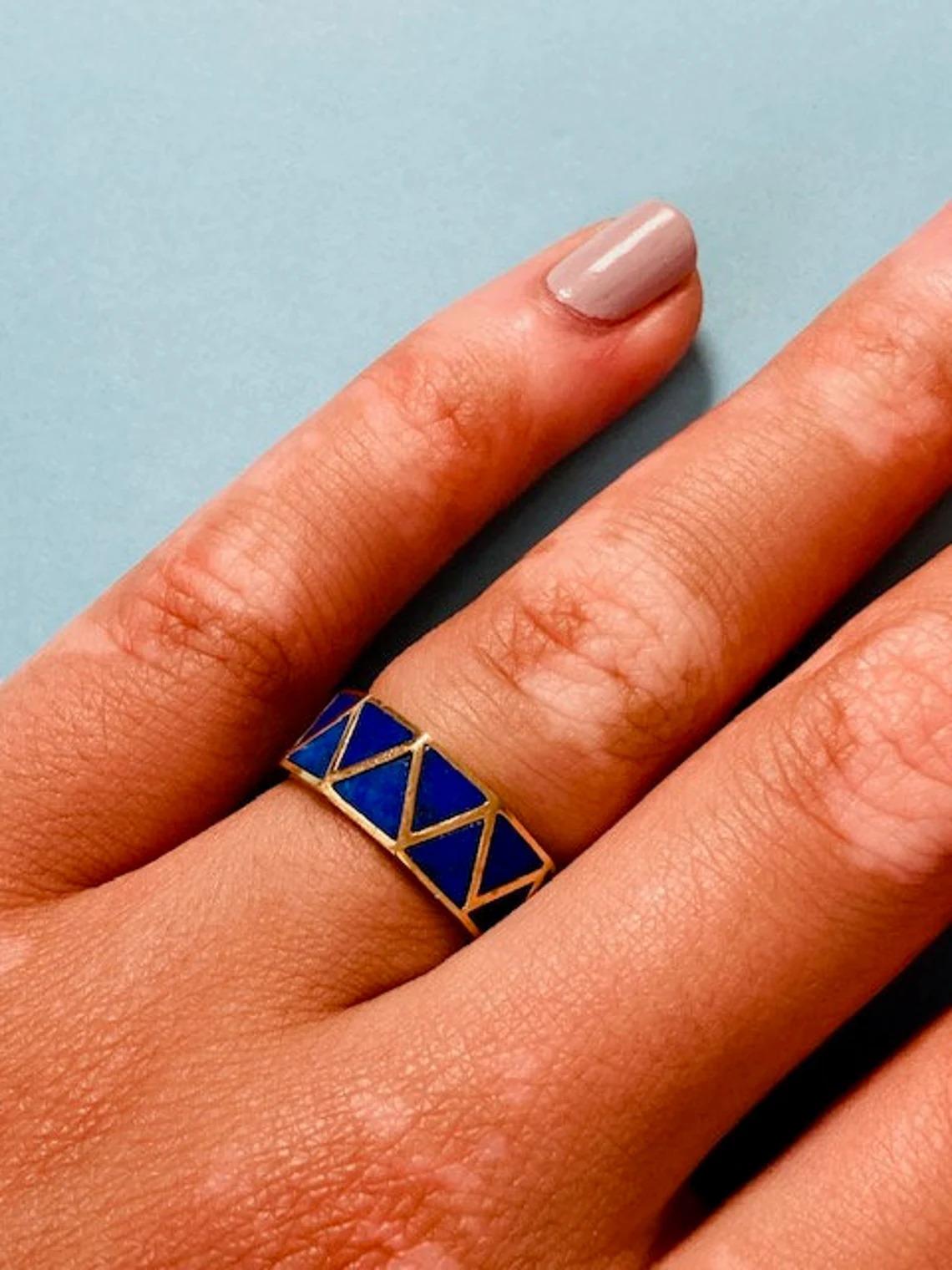 Vintage 18k Gold Lapis Lazuli Zig-Zag Ring Limited Edition, Size L UK/AU

This cool, vintage ring made of striking lapis lazuli and 18k yellow gold is the perfect accompaniment to any look. It's geometric, mosaic-style pattern adds a pop of colour