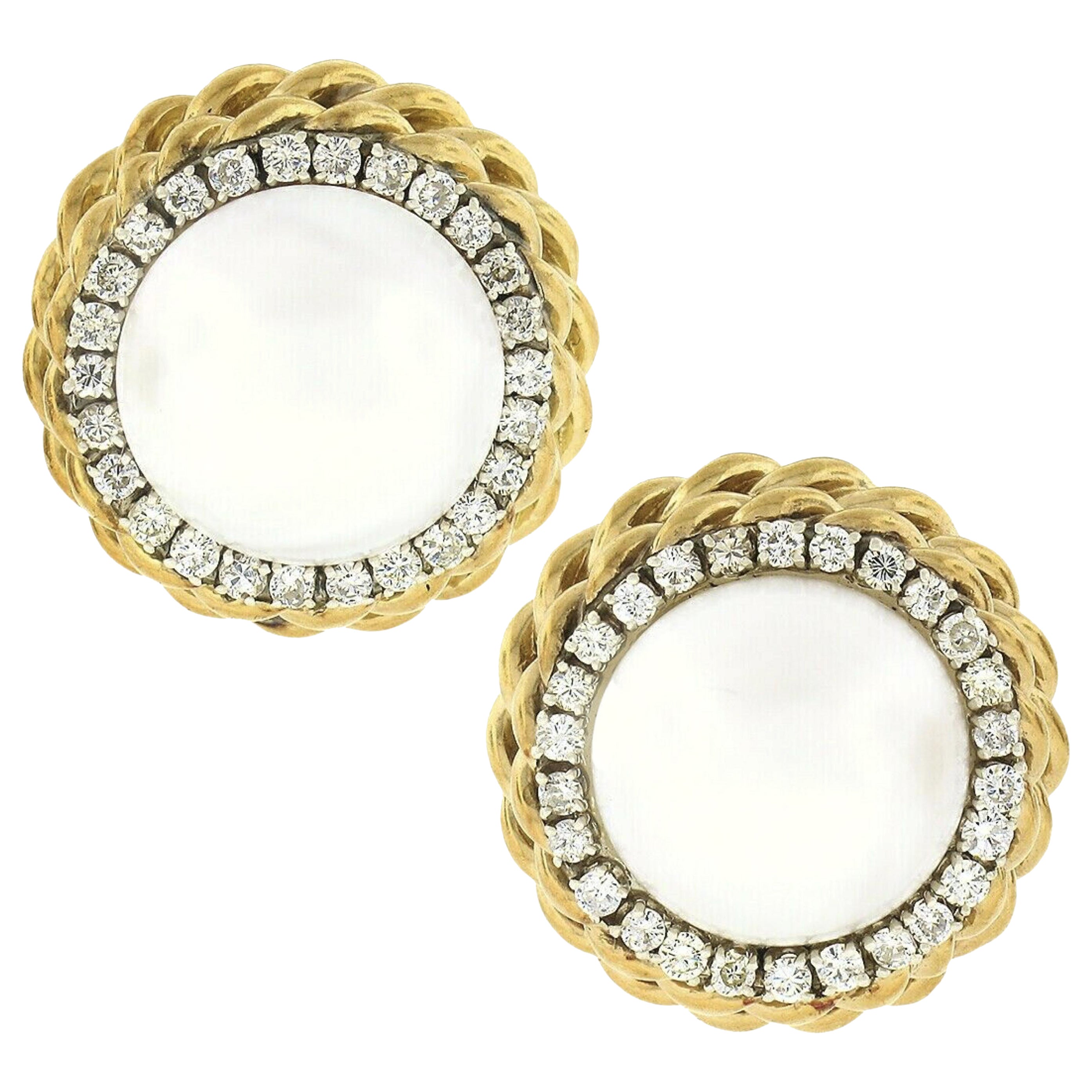 18 Karat Gold Große Mabe Perle Diamant Halo gedrehte Draht-Ohrringe mit Knopfleiste im Angebot
