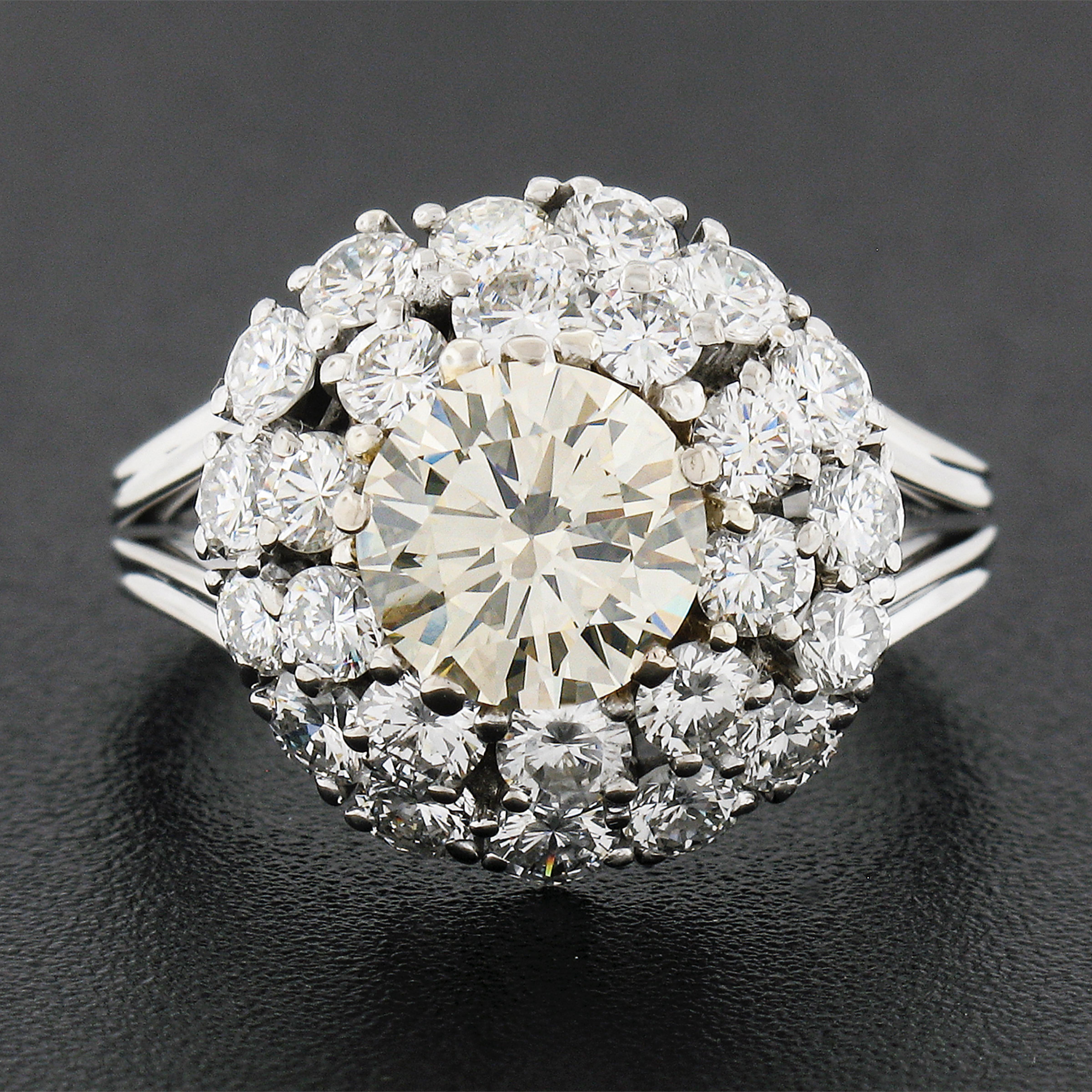 Taglio rotondo Anello vintage in oro 18 ct. con diamanti bianchi e gialli a due livelli a grappolo in vendita