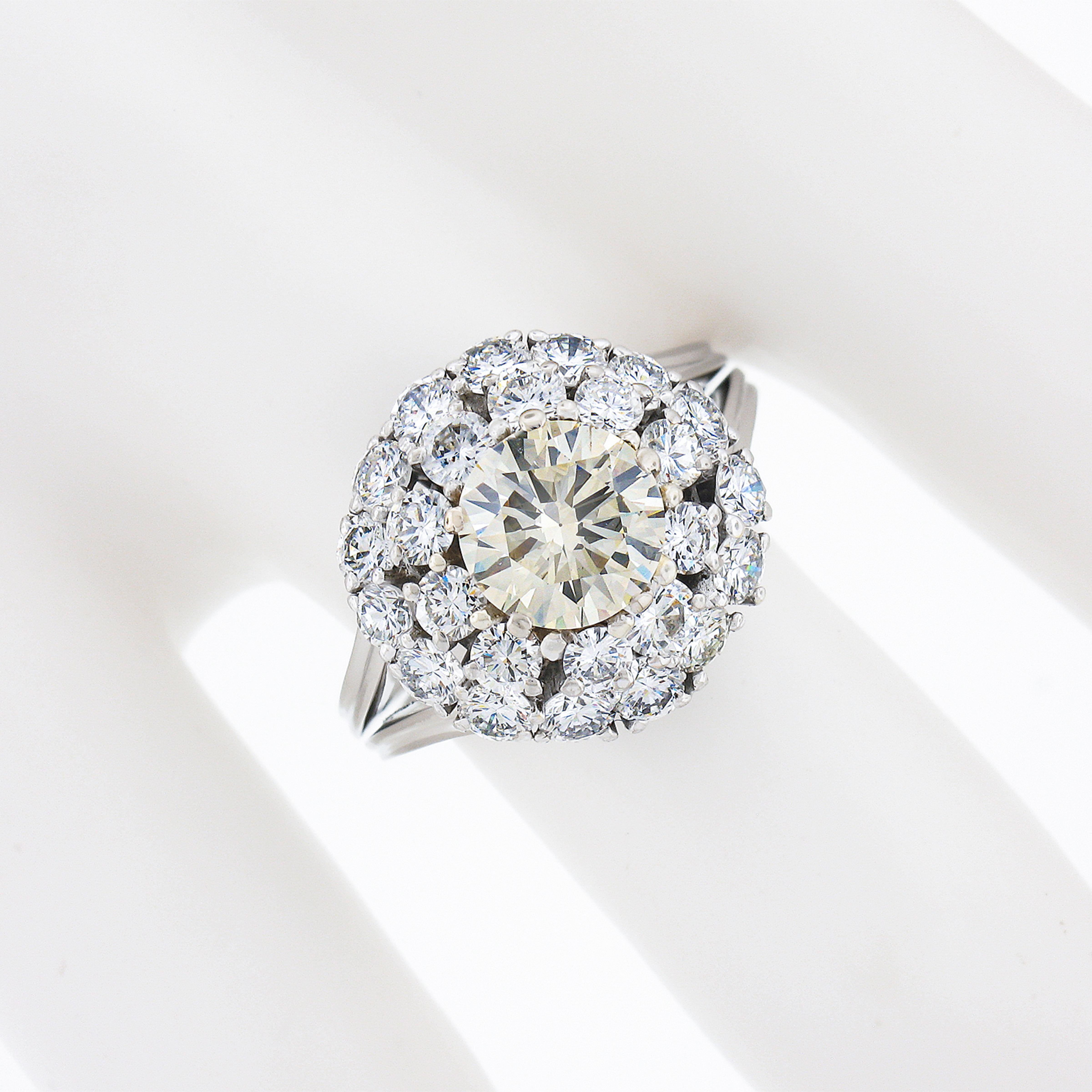 Doppel gestufter Halo-Cluster-Ring aus 18 Karat Gold mit hellgelben und weißen Diamanten im Zustand „Hervorragend“ in Montclair, NJ