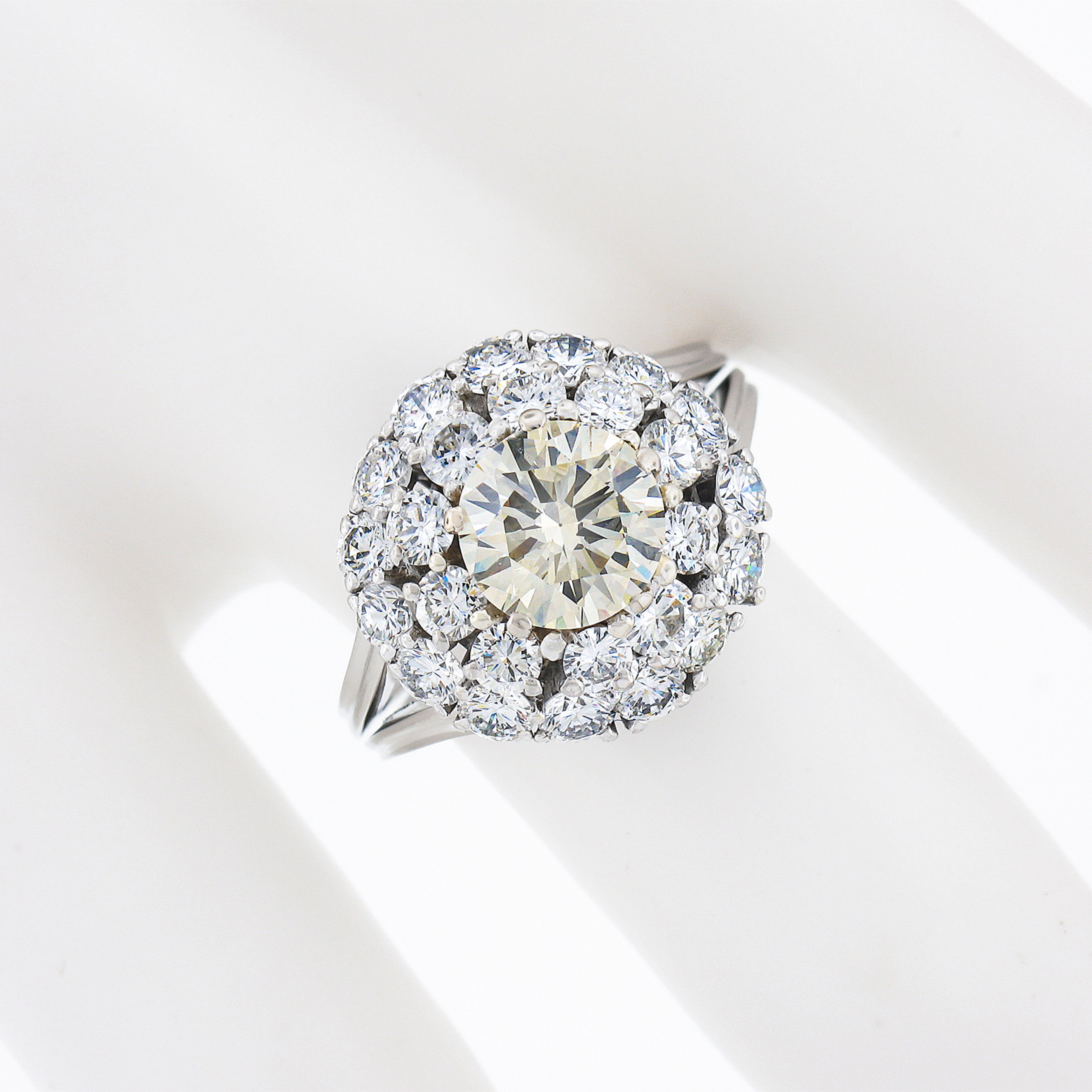 Anello vintage in oro 18 ct. con diamanti bianchi e gialli a due livelli a grappolo In condizioni ottime in vendita a Montclair, NJ