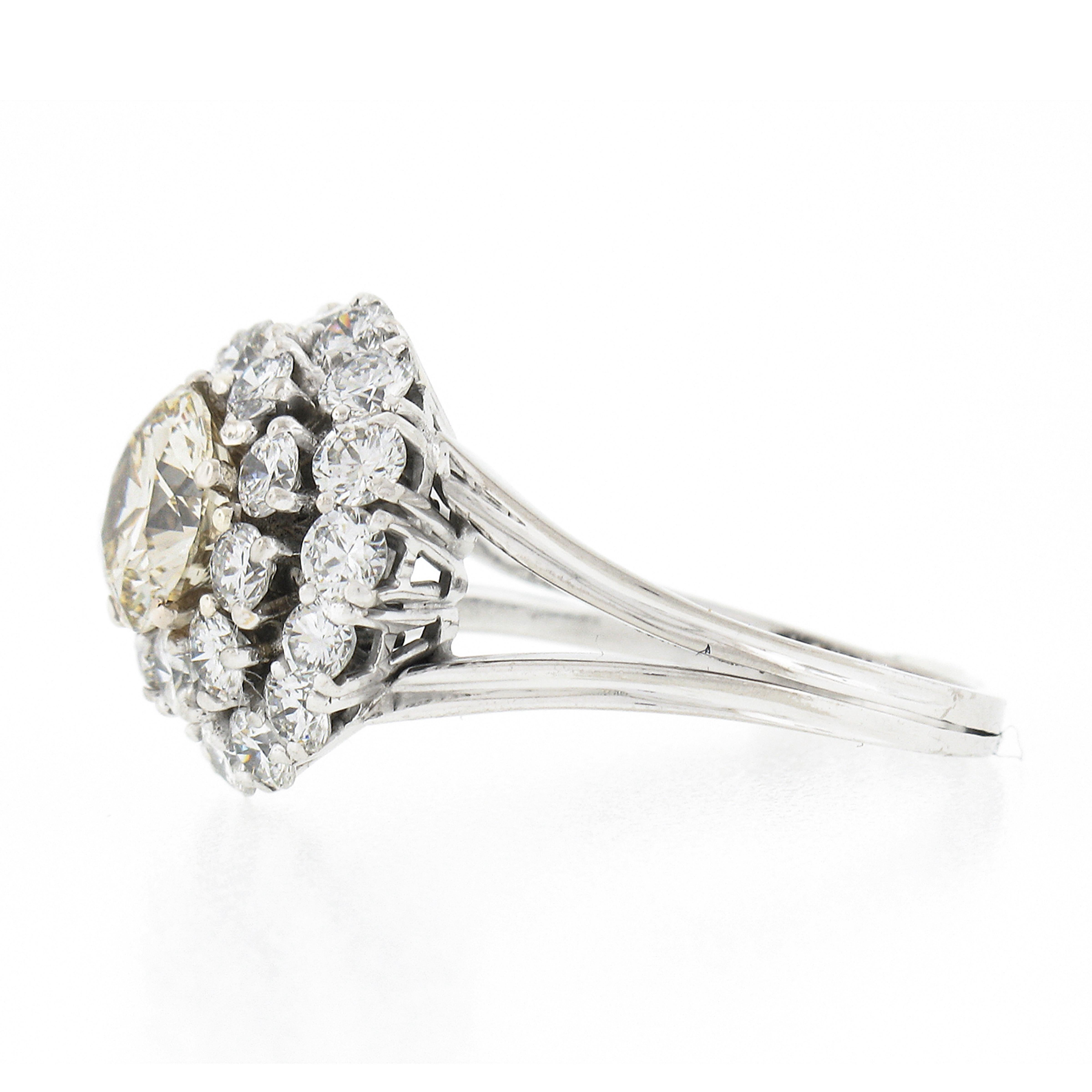Anello vintage in oro 18 ct. con diamanti bianchi e gialli a due livelli a grappolo in vendita 1