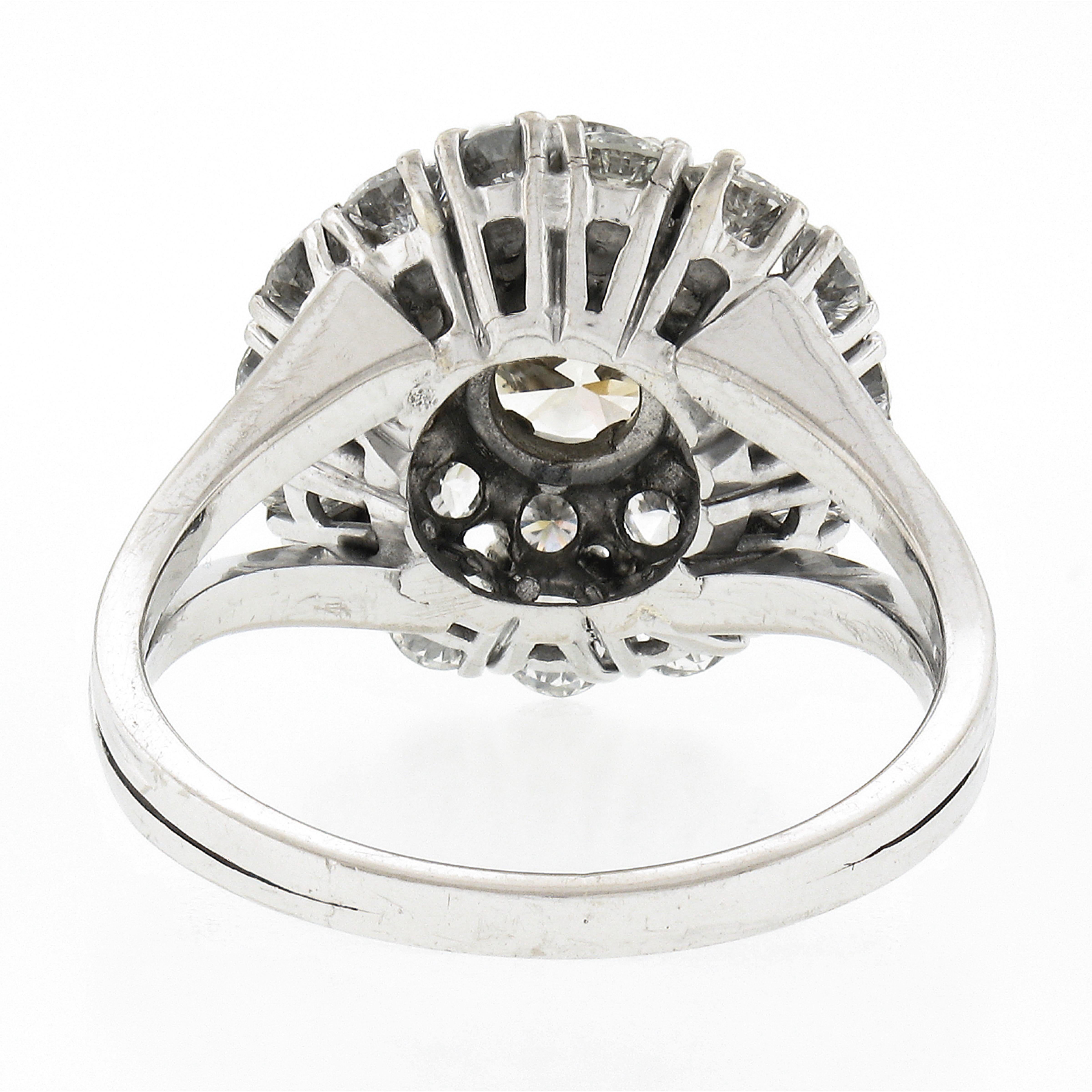 Anello vintage in oro 18 ct. con diamanti bianchi e gialli a due livelli a grappolo in vendita 2