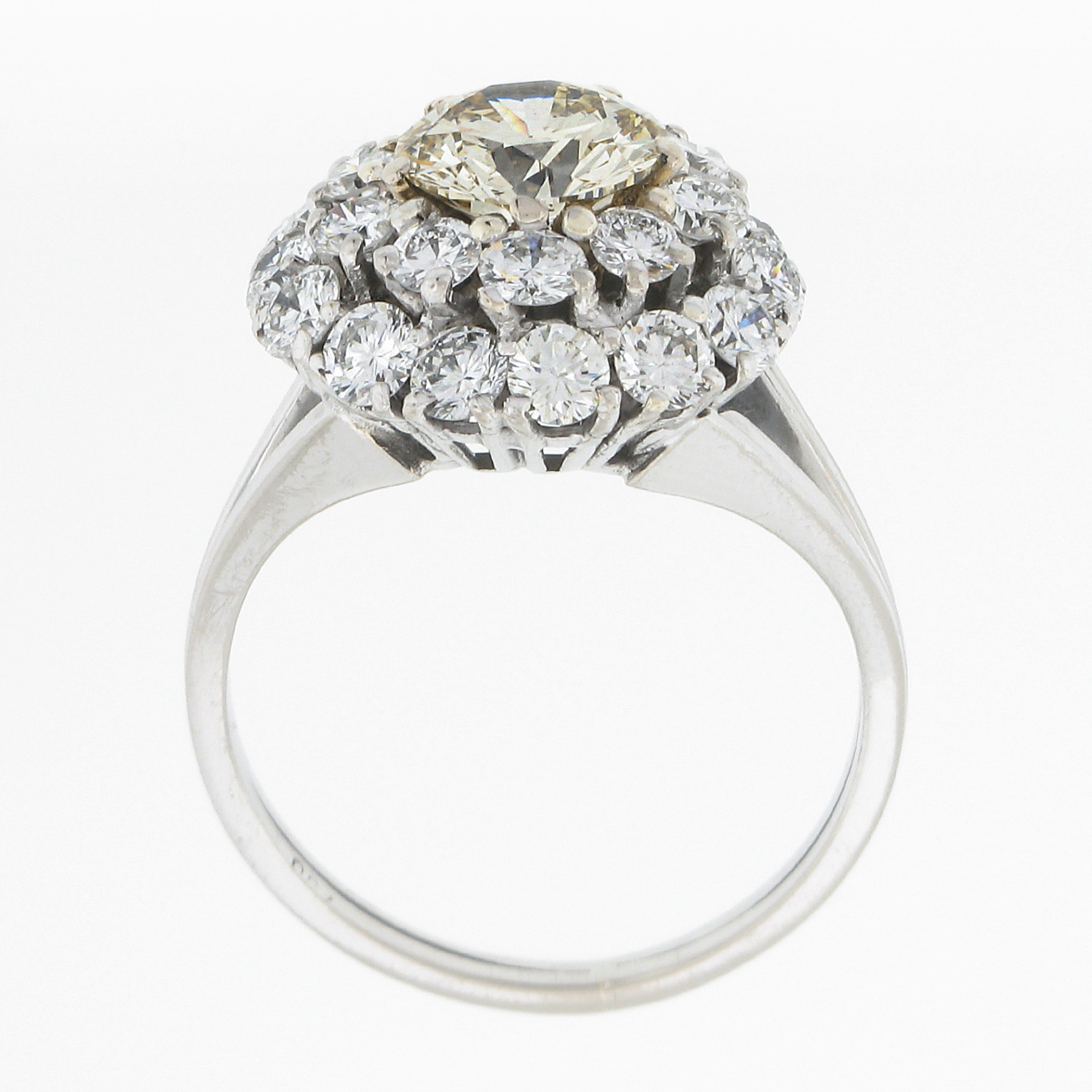 Anello vintage in oro 18 ct. con diamanti bianchi e gialli a due livelli a grappolo in vendita 3