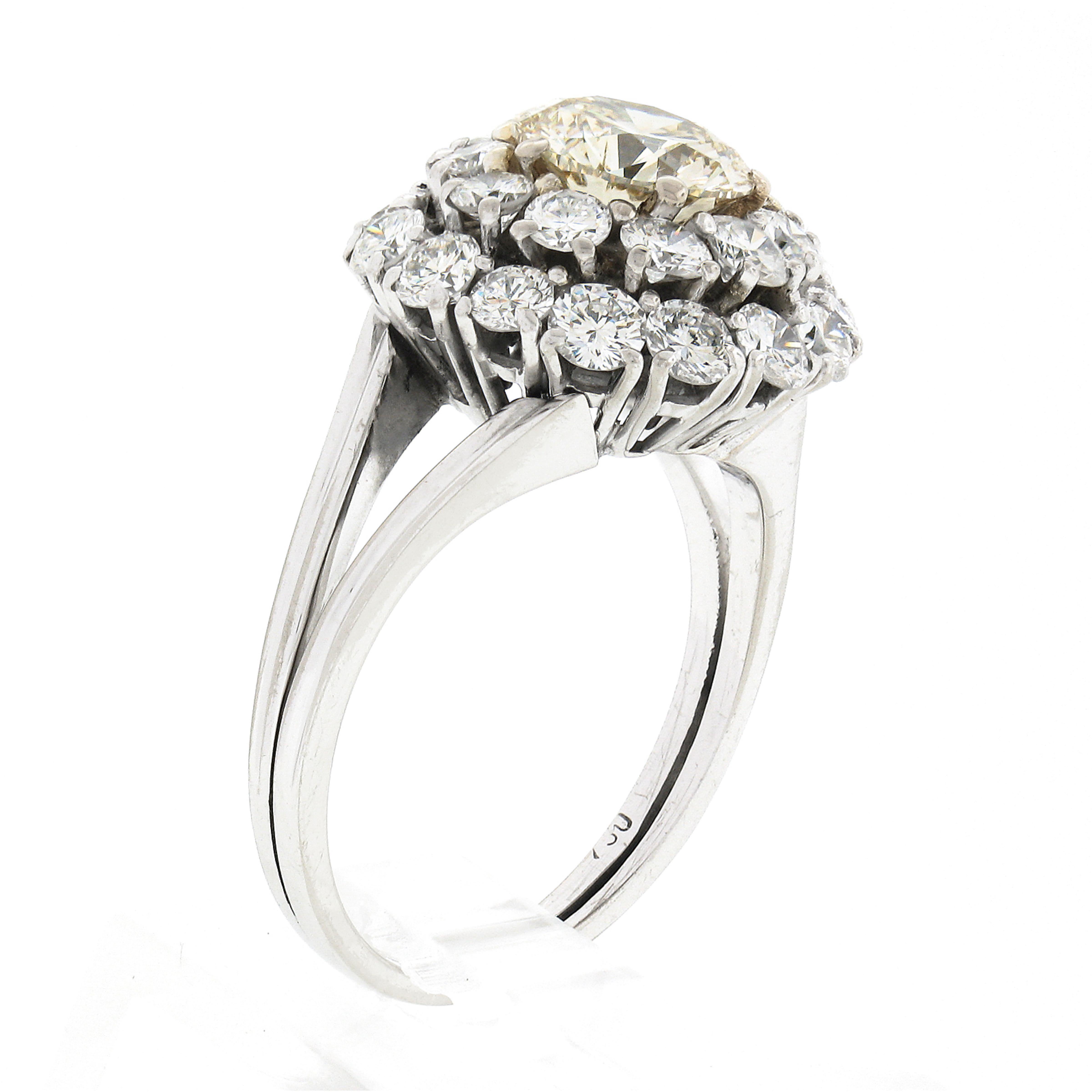 Anello vintage in oro 18 ct. con diamanti bianchi e gialli a due livelli a grappolo in vendita 4