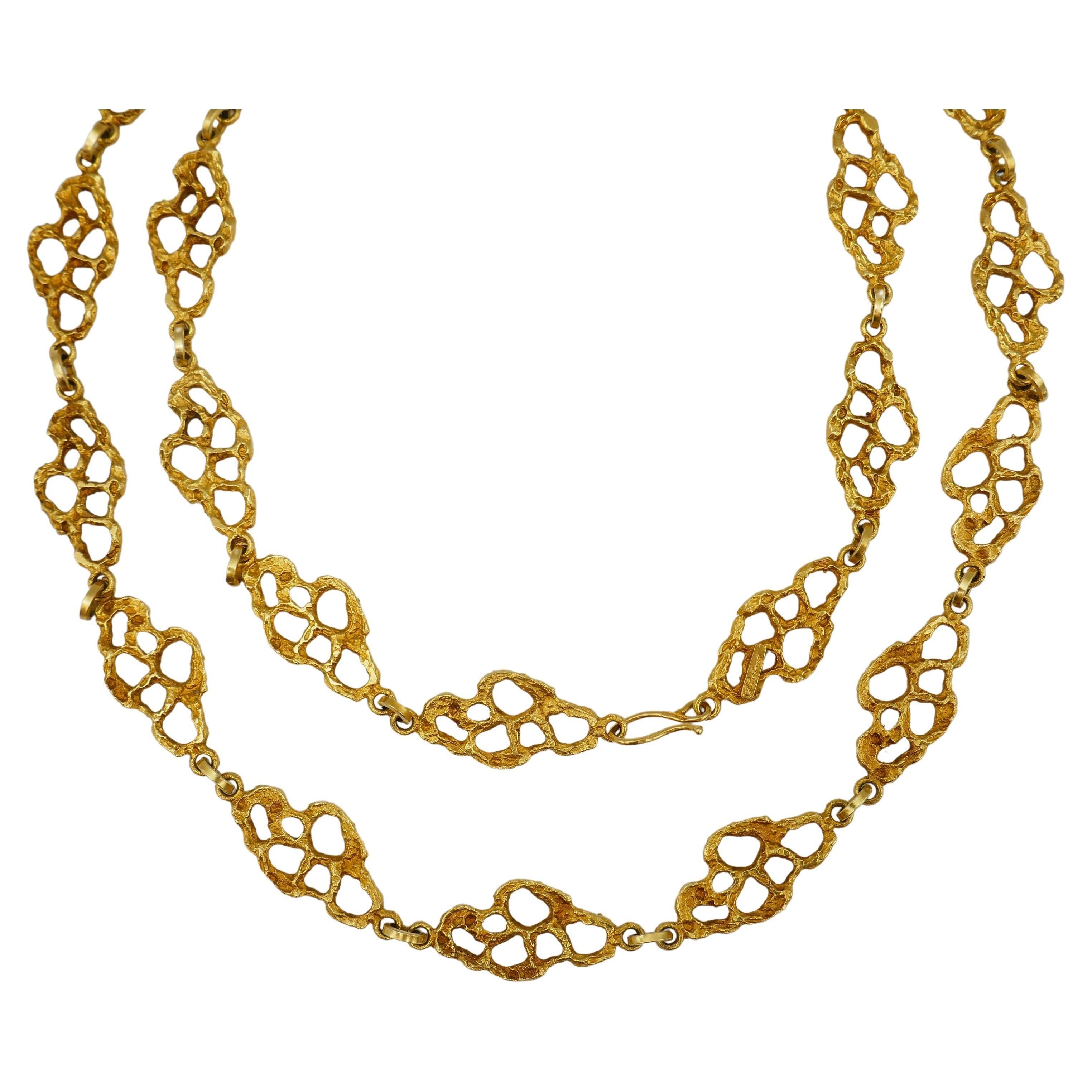 A gorgeous long vintage necklace made of 18k gold. 
Comprised of free form hammered gold elements connected by gold rings. 
Equipped with a hook closure.
Stamped with maker's mark, a country of origin (Italy) and a hallmark for 18k gold.

Vintage