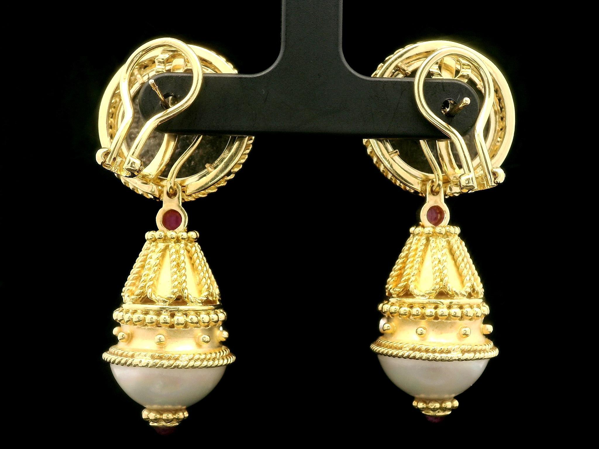Taglio rotondo Orecchini pendenti da giorno e da notte in oro 18k Mabe con perle, diamanti, rubini e monete in vendita