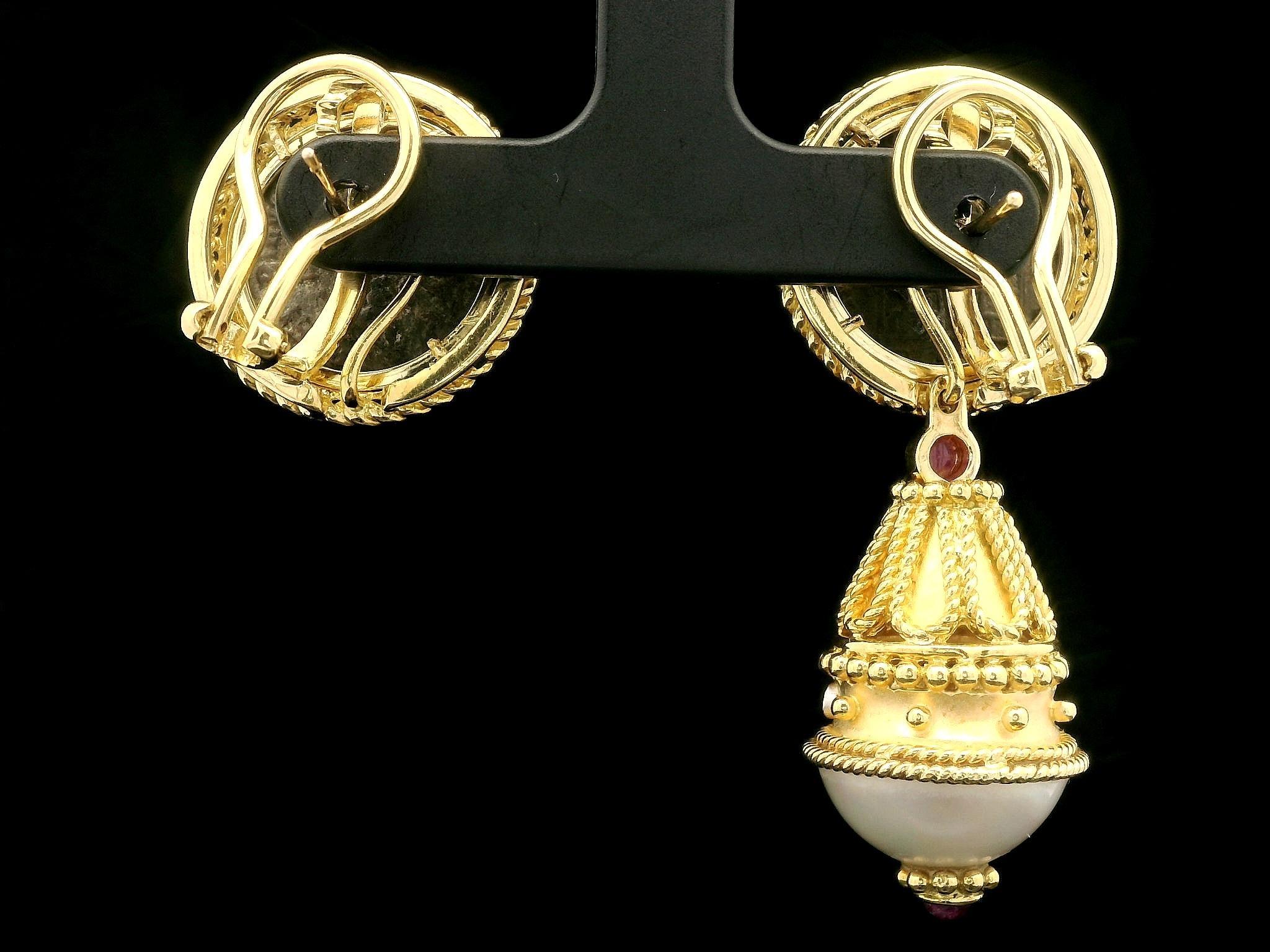 Donna Orecchini pendenti da giorno e da notte in oro 18k Mabe con perle, diamanti, rubini e monete in vendita