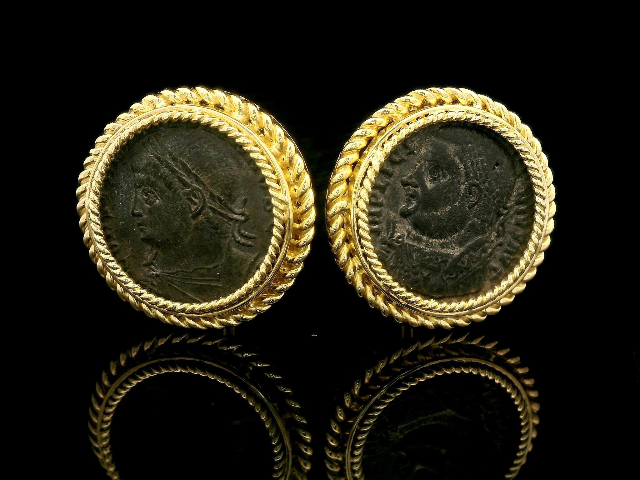 Orecchini pendenti da giorno e da notte in oro 18k Mabe con perle, diamanti, rubini e monete in vendita 2