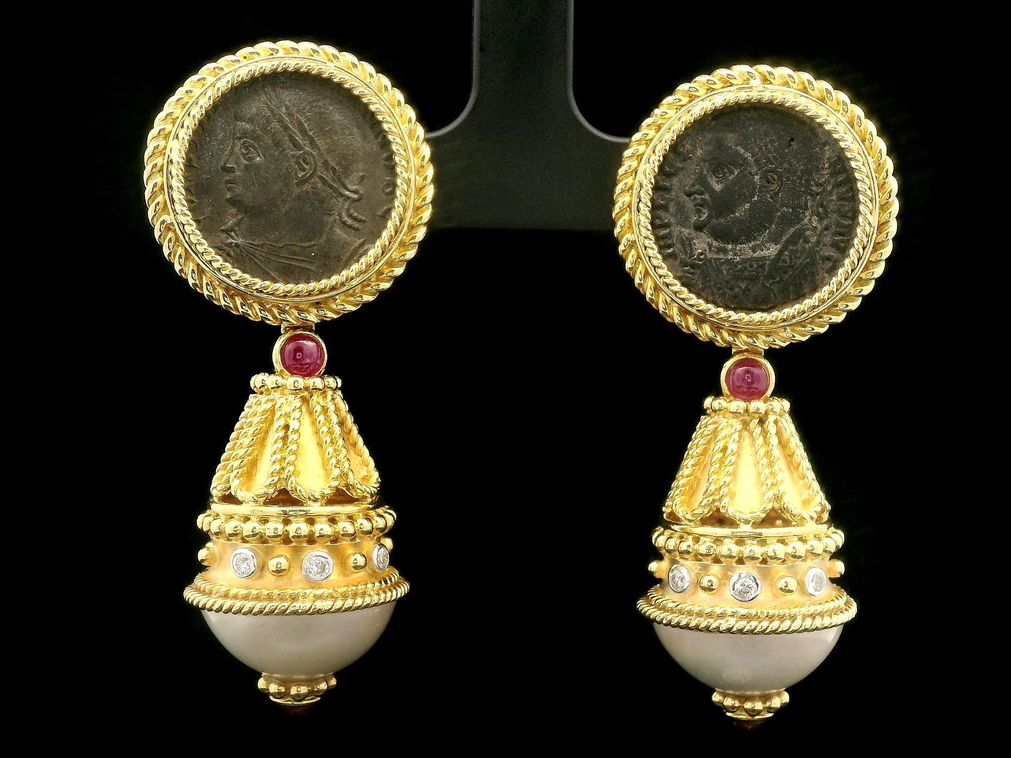 Orecchini pendenti da giorno e da notte in oro 18k Mabe con perle, diamanti, rubini e monete in vendita 3