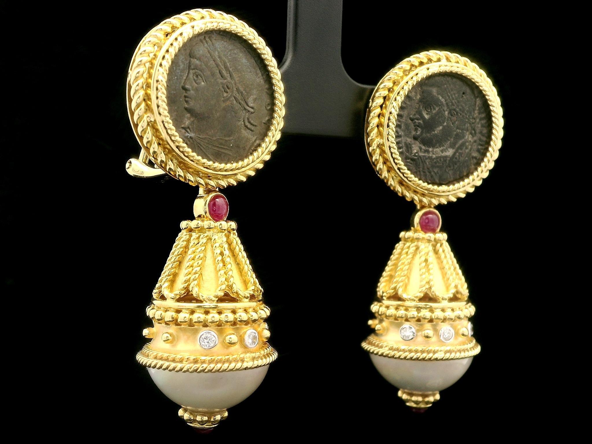 Orecchini pendenti da giorno e da notte in oro 18k Mabe con perle, diamanti, rubini e monete in vendita 4