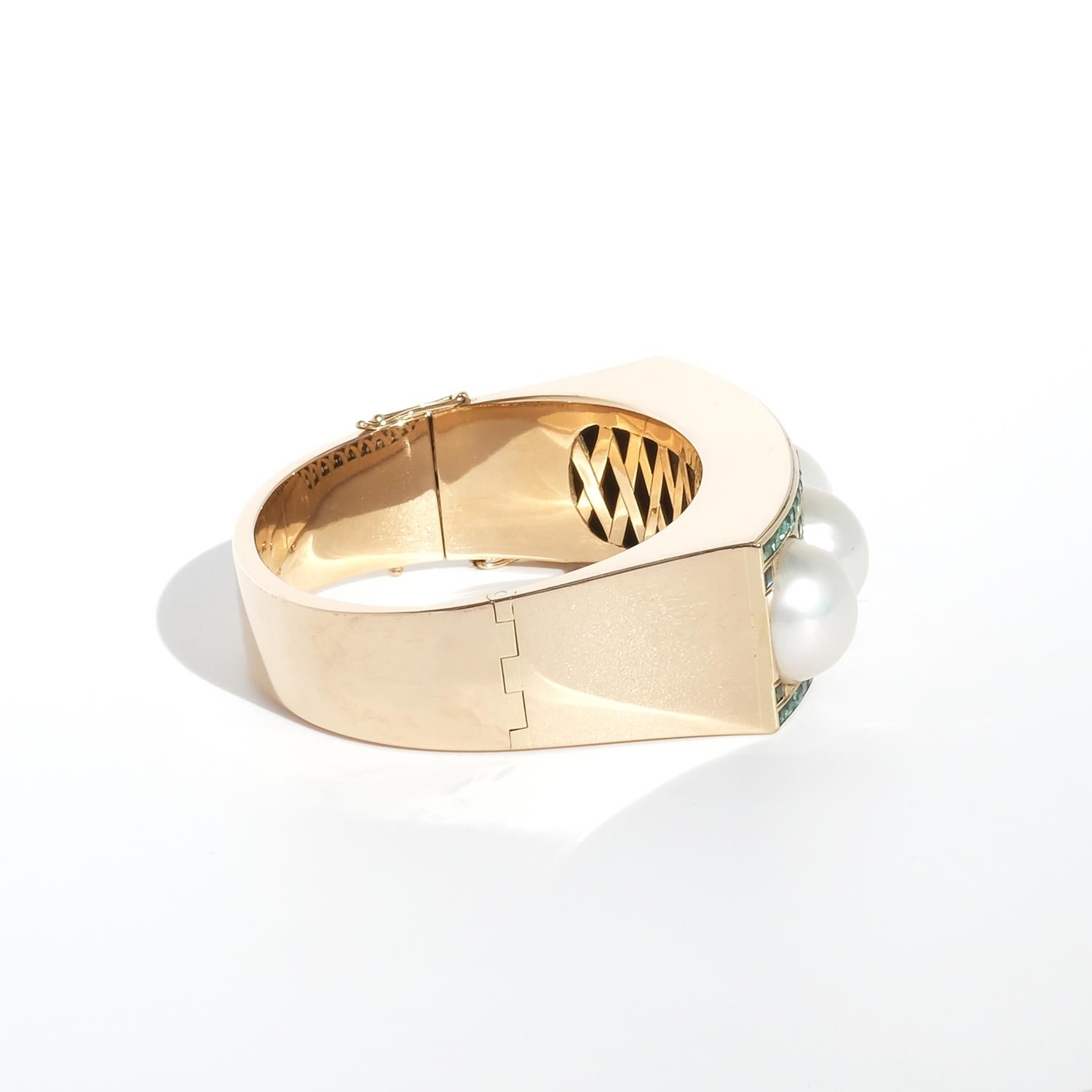 Vintage 18K Gold, Mabé Pearls and Emeralds Bracelet by Sigurd Persson Made 1945 In Good Condition For Sale In Stockholm, SE