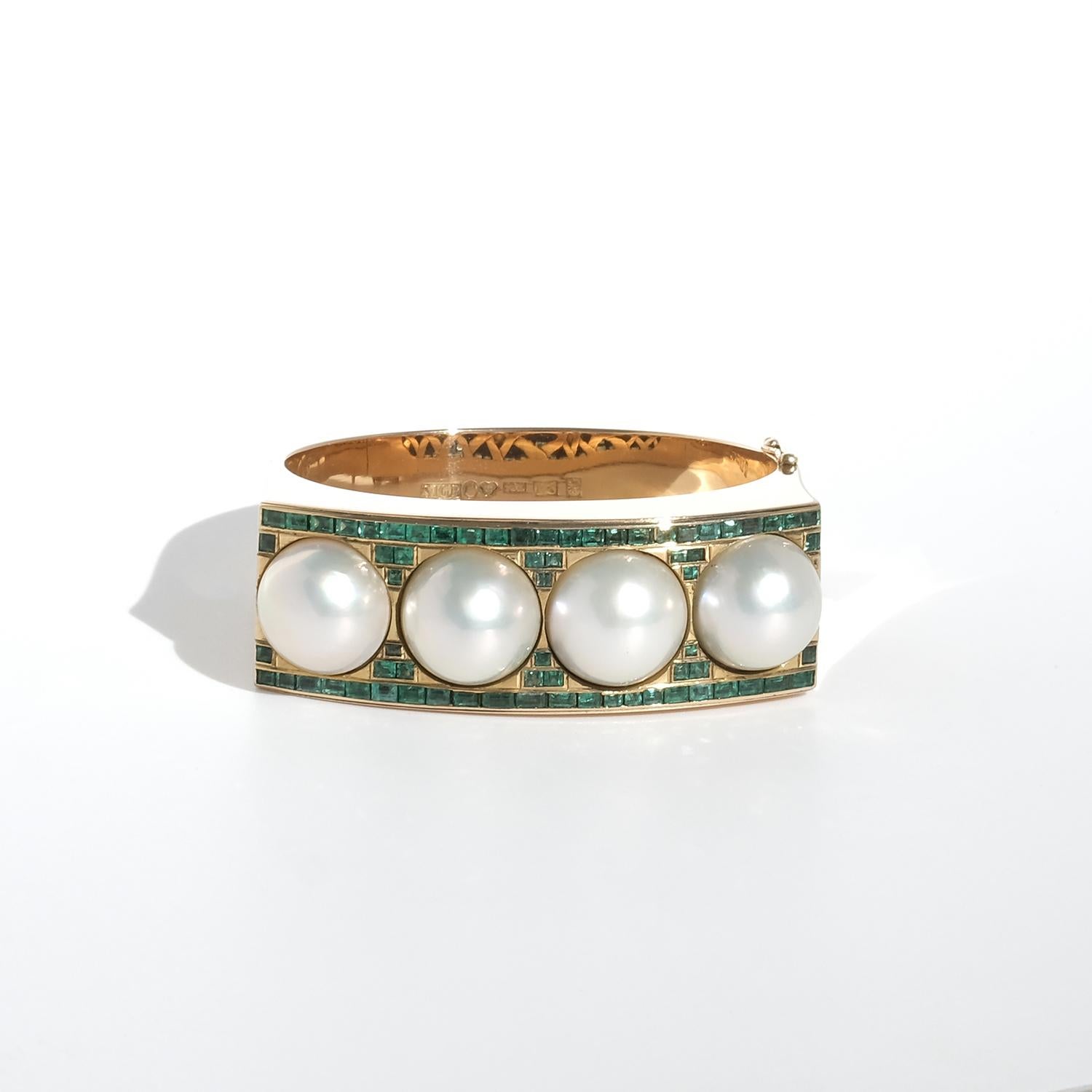 Vintage 18K Gold, Mabé Pearls and Emeralds Bracelet by Sigurd Persson Made 1945 For Sale 2