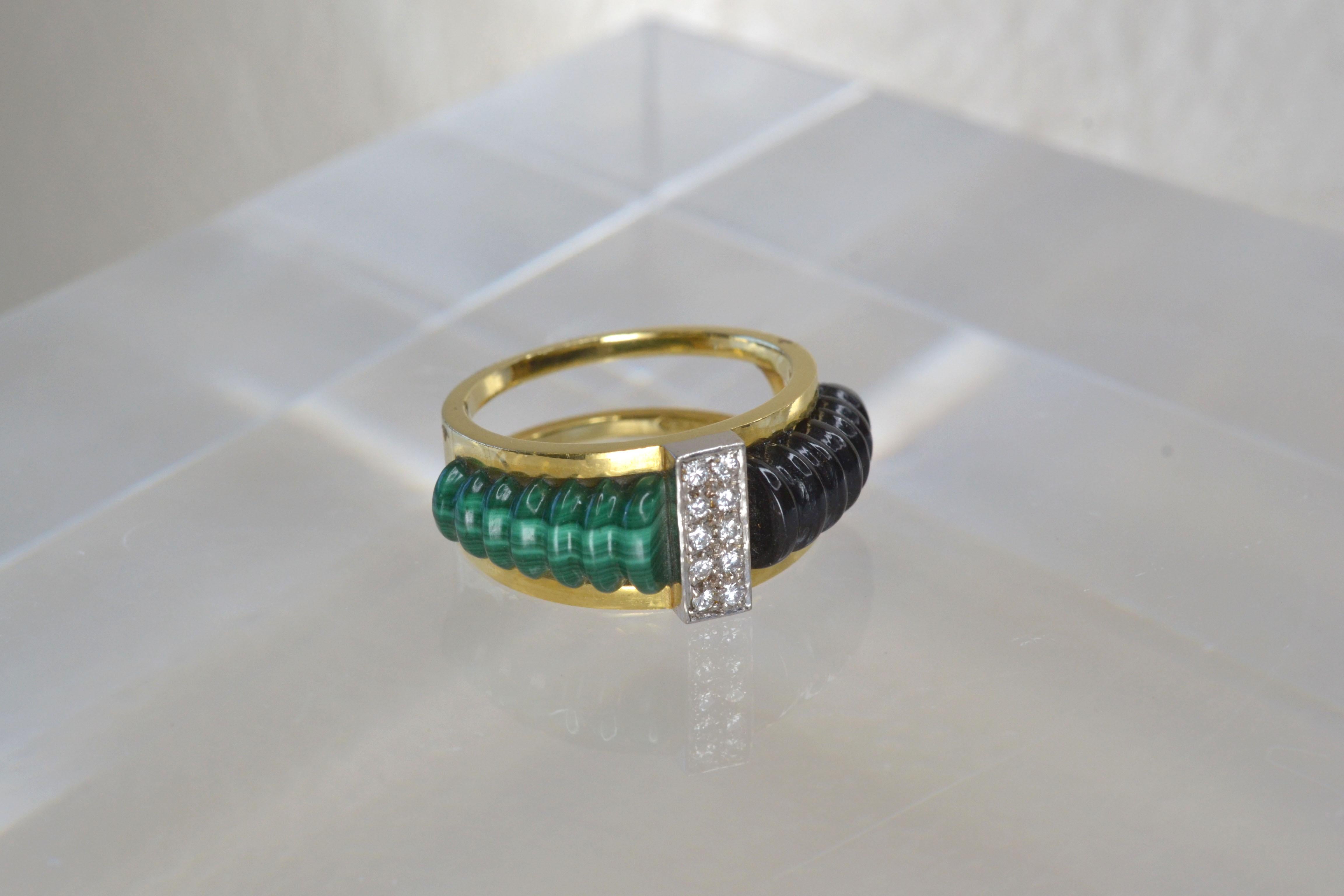 Einzigartiger Ring aus 18 Karat Gold mit Malachit und Onyx und Diamanten (Cabochon) im Angebot
