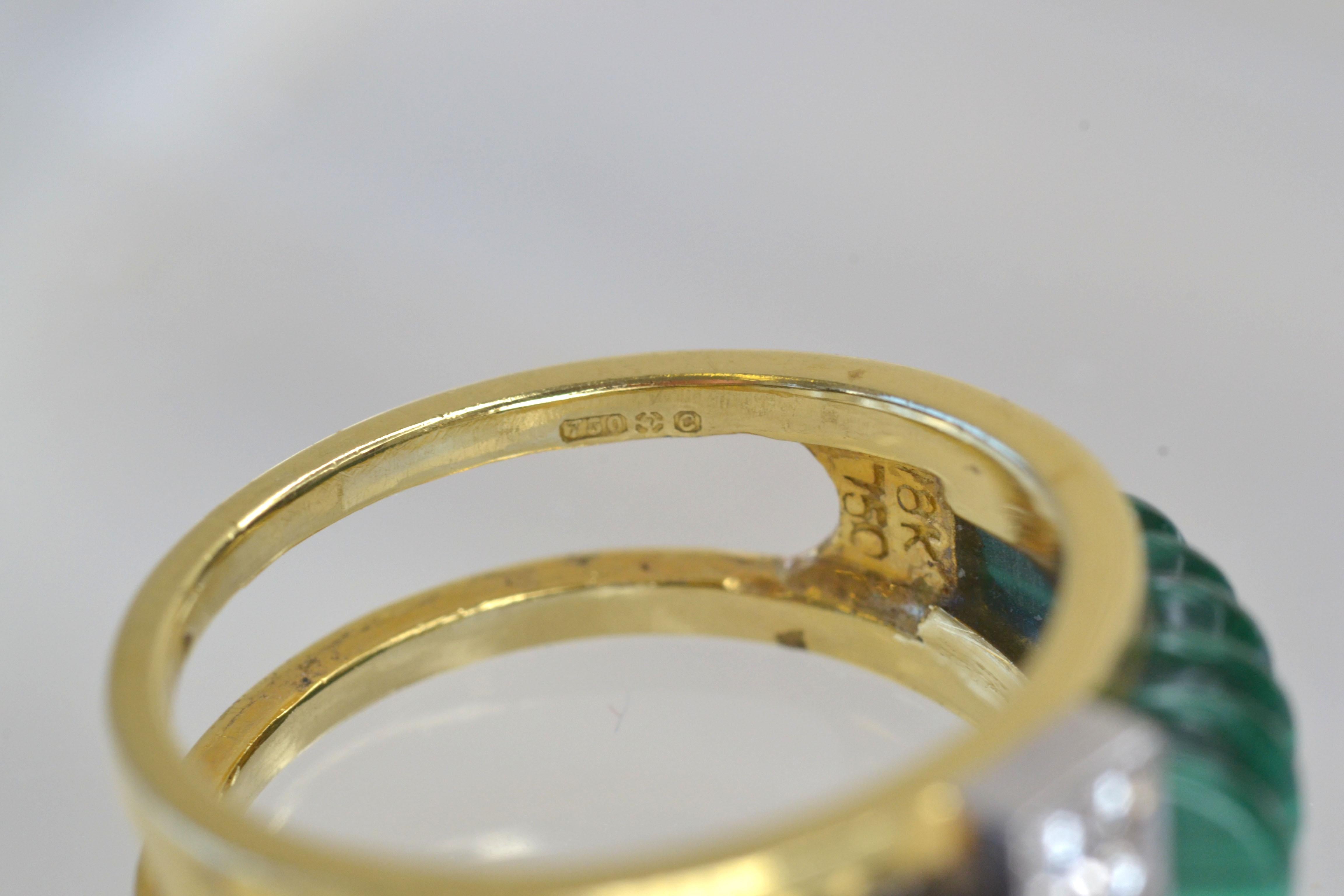 Einzigartiger Ring aus 18 Karat Gold mit Malachit und Onyx und Diamanten im Angebot 1