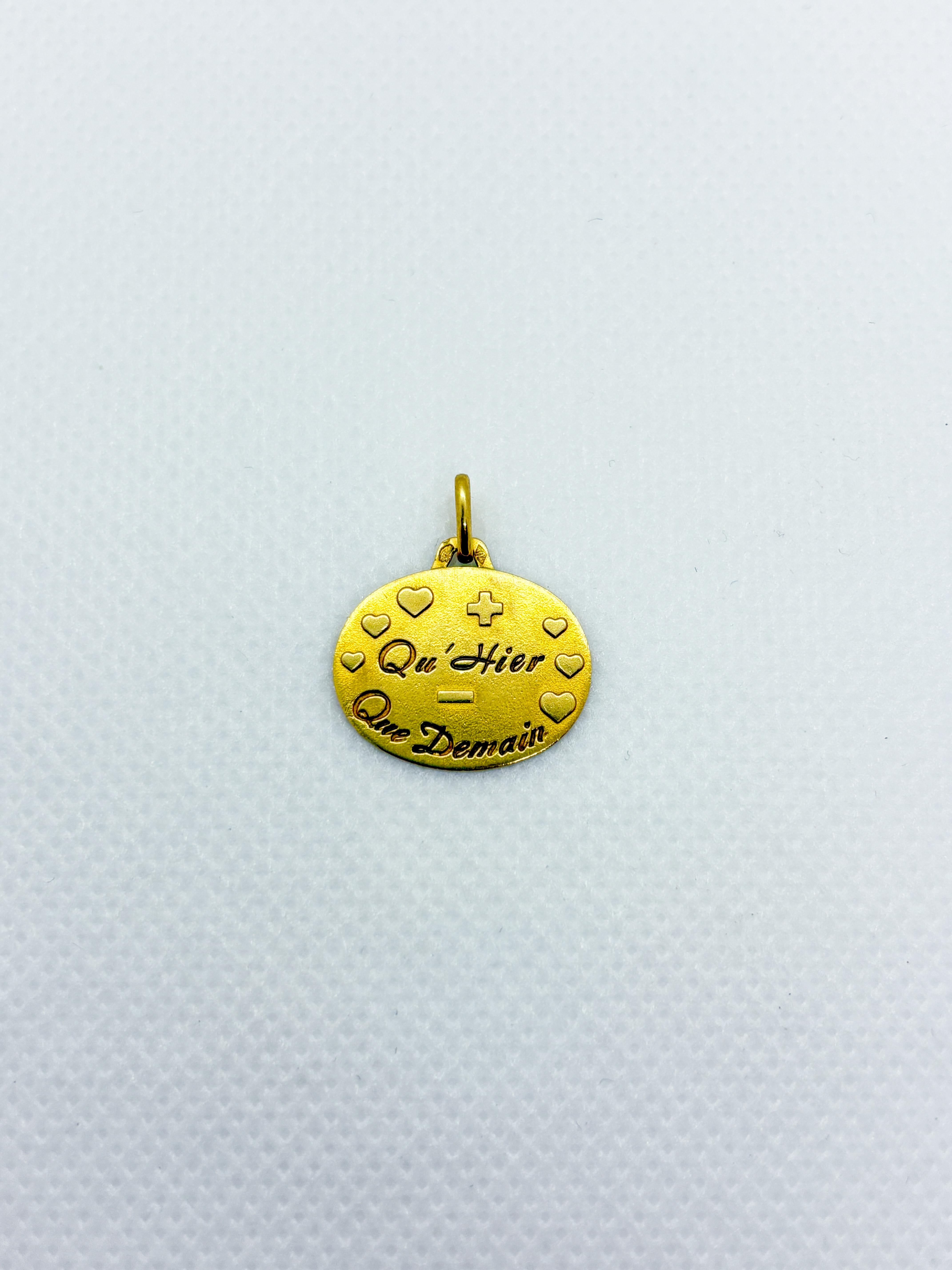 Affascinante ciondolo Médaille d'Amour vintage in oro giallo 18k firmato A. Augis, con l'iconica iscrizione 