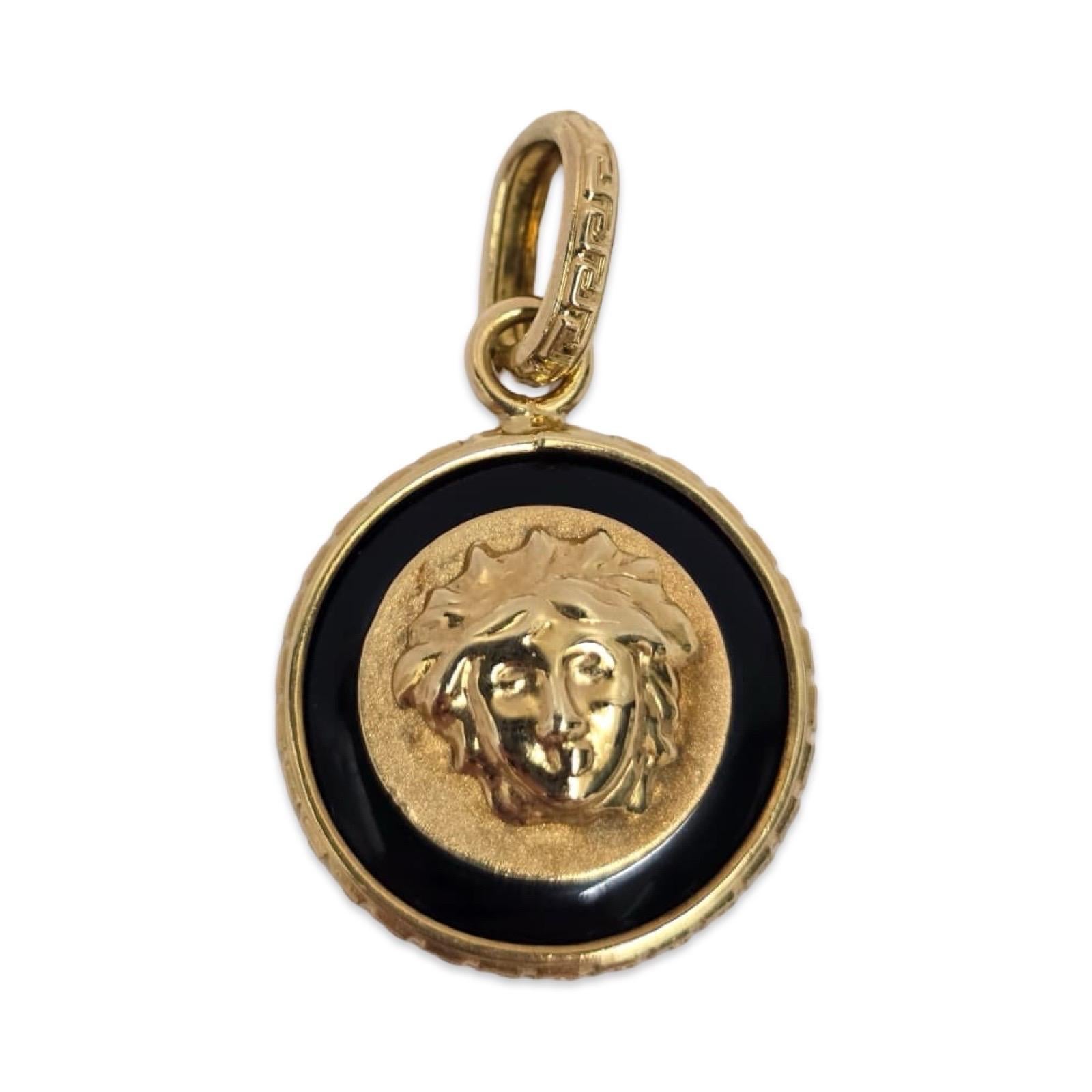Ciondolo rotondo Medusa in oro 18 carati d'epoca con smalto nero - stile revival italiano In condizioni ottime in vendita a Miami, FL