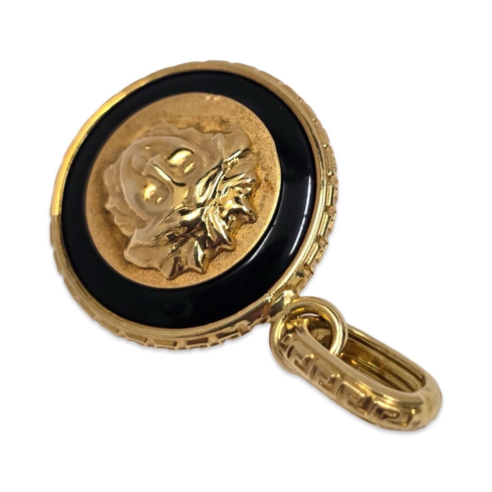 da uomo o donna Ciondolo rotondo Medusa in oro 18 carati d'epoca con smalto nero - stile revival italiano in vendita