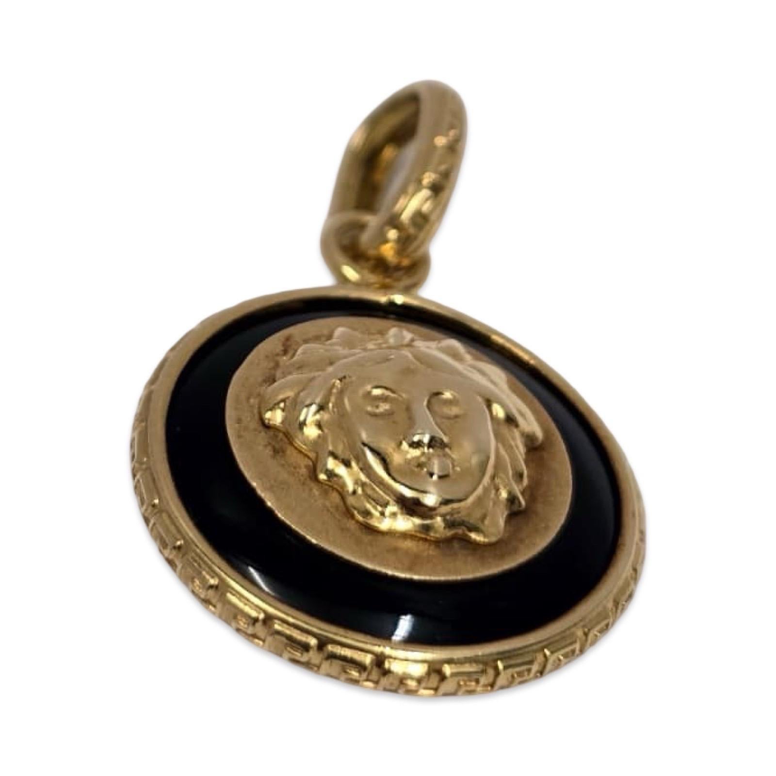 Ciondolo rotondo Medusa in oro 18 carati d'epoca con smalto nero - stile revival italiano in vendita 1