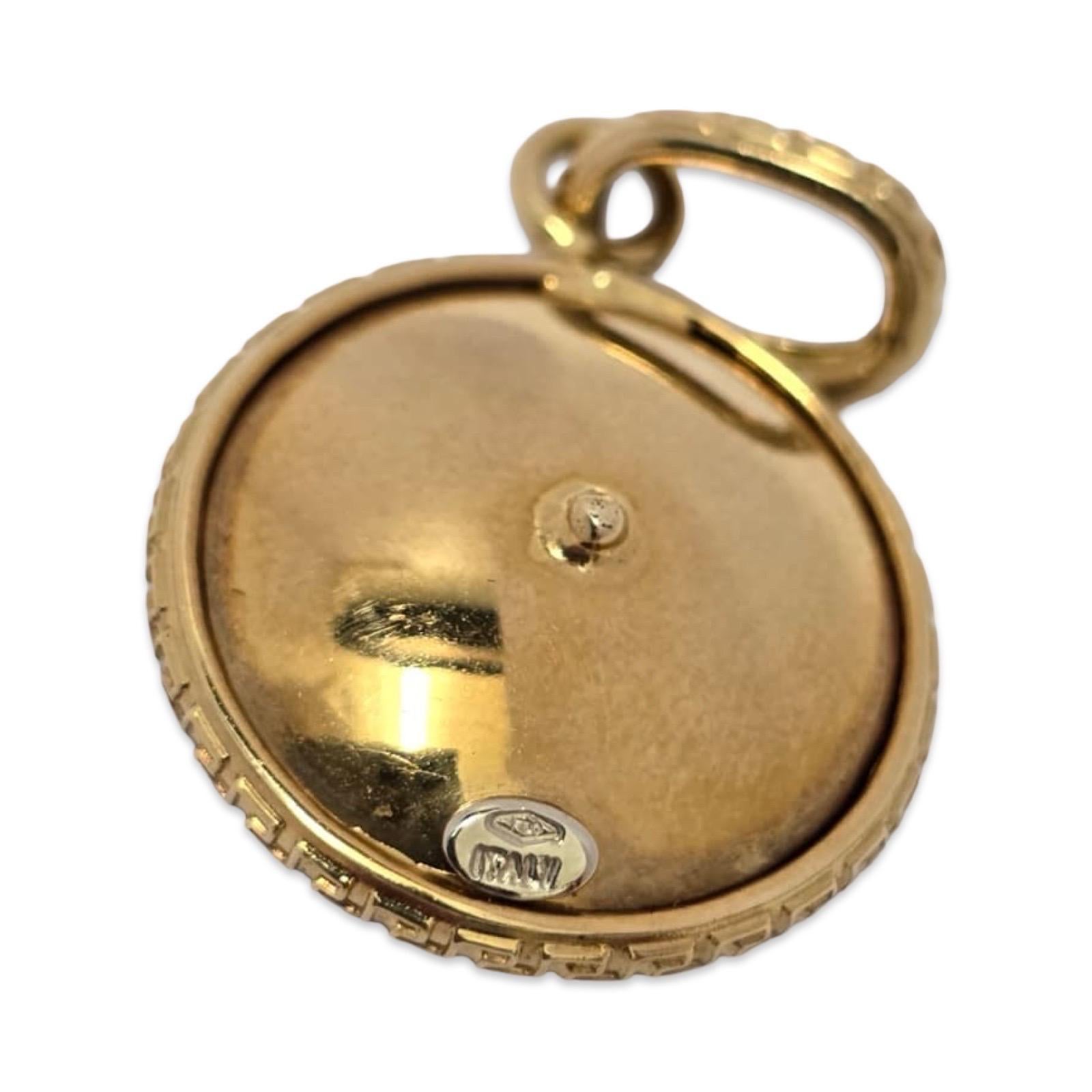 Ciondolo rotondo Medusa in oro 18 carati d'epoca con smalto nero - stile revival italiano in vendita 2