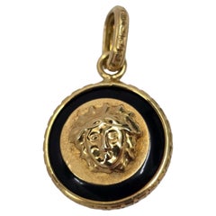 Ciondolo rotondo Medusa in oro 18 carati d'epoca con smalto nero - stile revival italiano