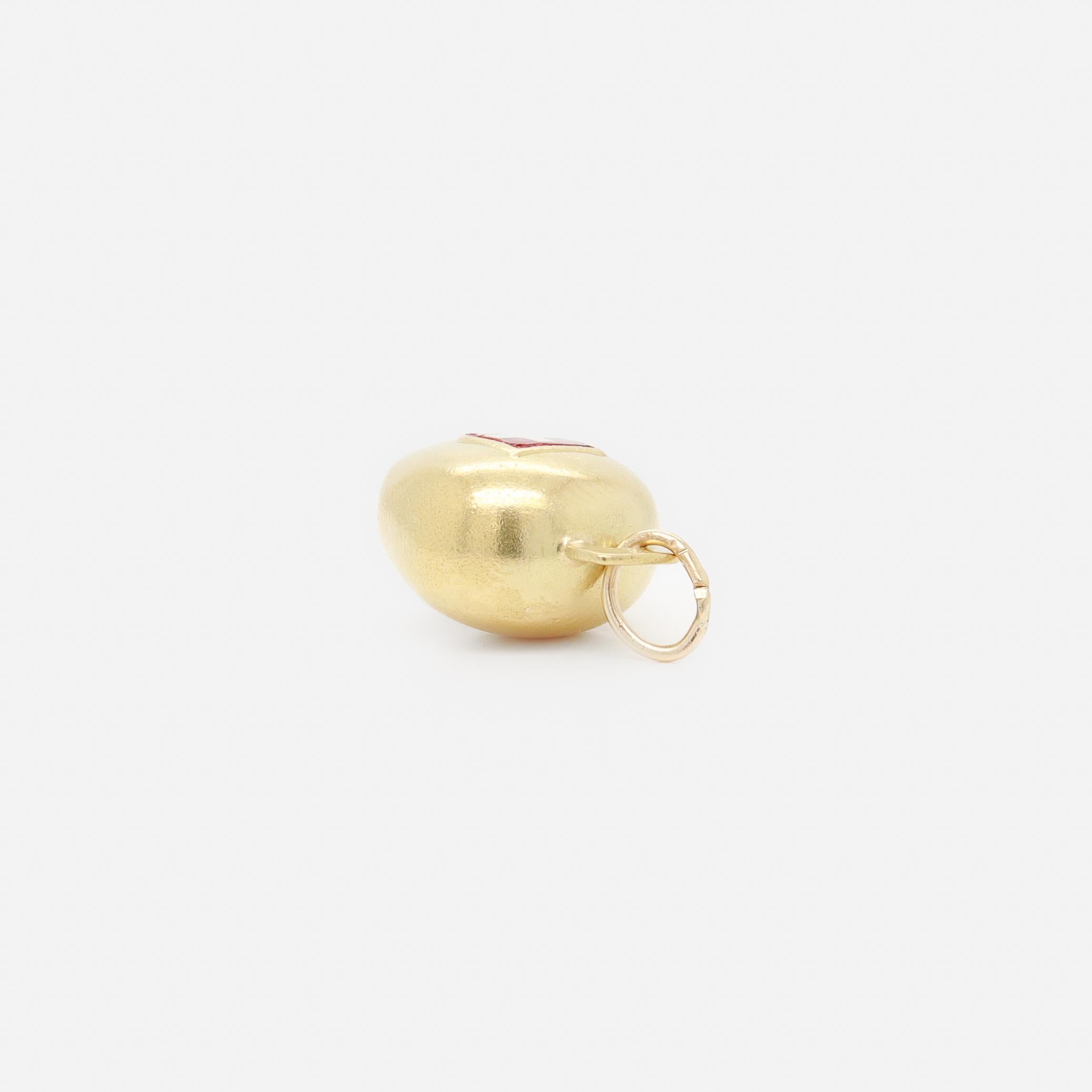Vintage 18k Gold Miniature Cow Bell Charm with Enamel Swiss Flag (breloque de cloche de vache miniature en or 18k avec drapeau suisse en émail) en vente 6